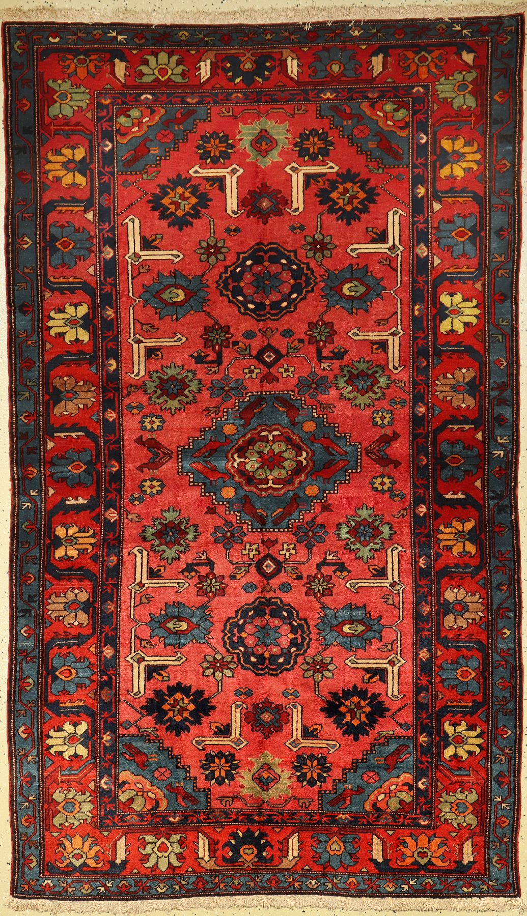 Eriwan alt, Rußland, ca. 50 Jahre, Wolle auf Baumwolle, ca. 224 x 132 cm, Fachkundig gereinigt, EHZ: 2