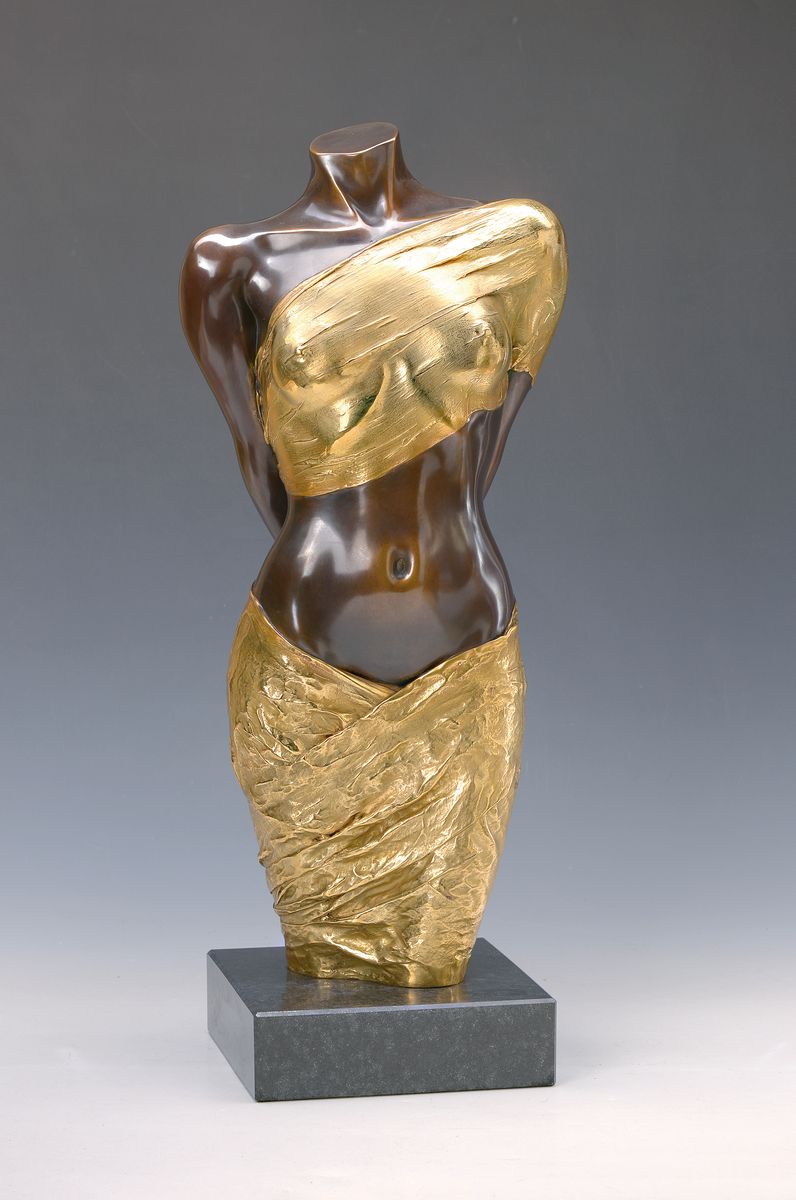 Willi Kissmer, 1951-2018, Halbakt mit 2 Tüchern auf Sockel, teilweise vergoldet, sign, num. 5/99, H. ca. 53,5cm B. 17 cm