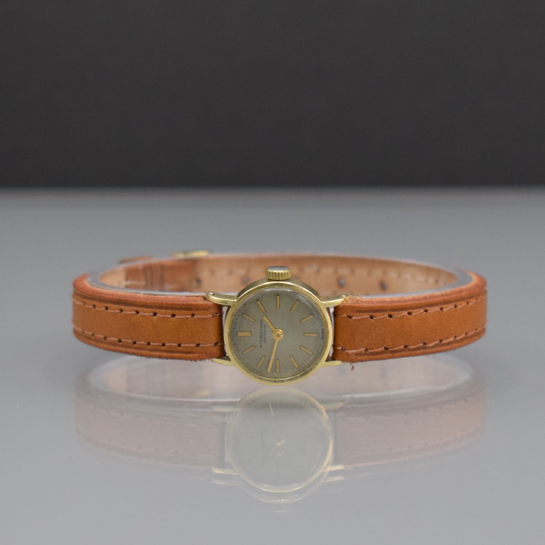 IWC Damenarmbanduhr in GG 585/000, Schweiz um 1959, Handaufzug, Boden aufgedr., silb. Zifferbl. pat. m. aufgel. gold. Std.-Ind., gold. Zeiger, silb. ...