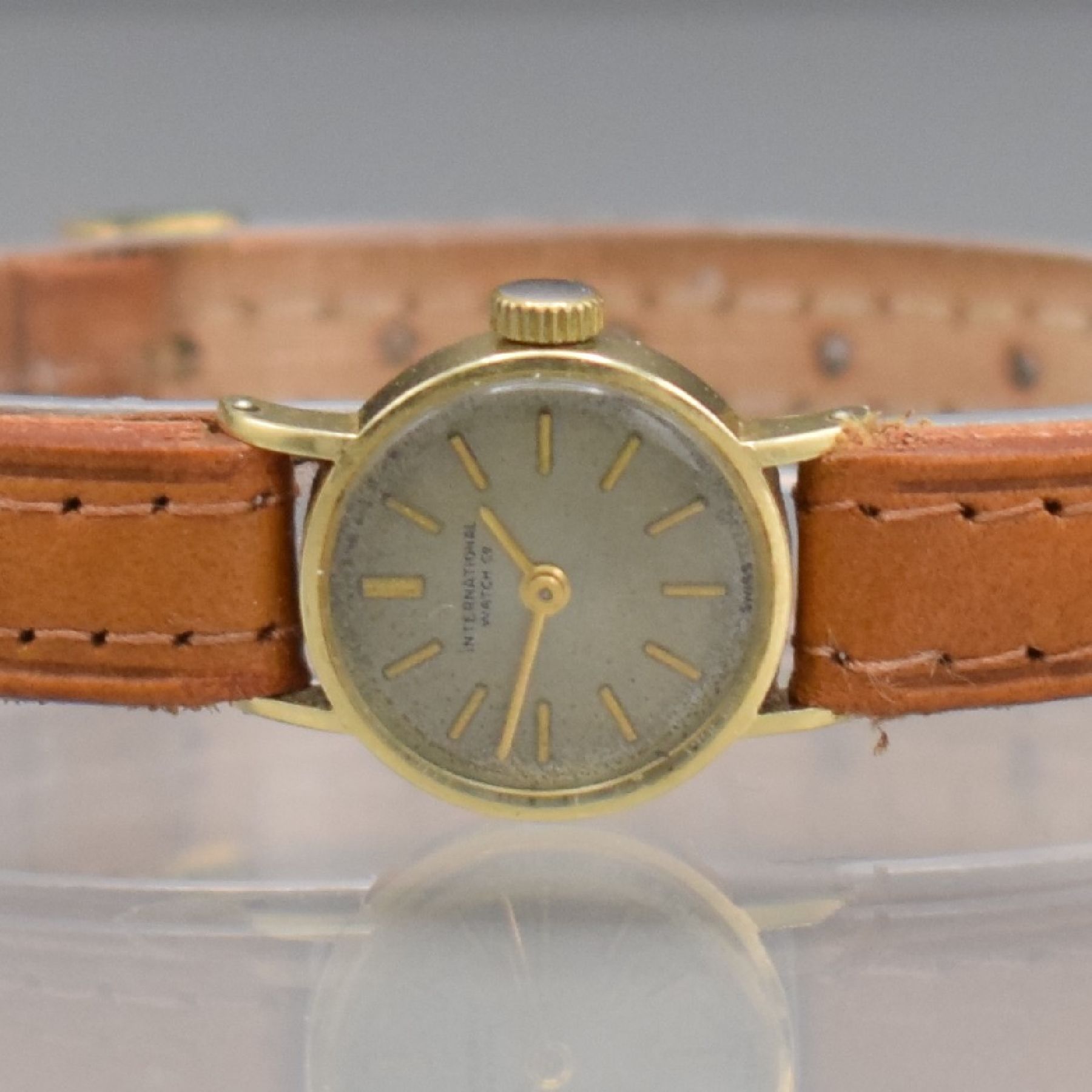 Detail a: IWC Damenarmbanduhr in GG 585/000, Schweiz um 1959, Handaufzug, Boden aufgedr., silb. Zifferbl. pat. m. aufgel. gold. Std.-Ind., gold. Zeiger, silb. ...