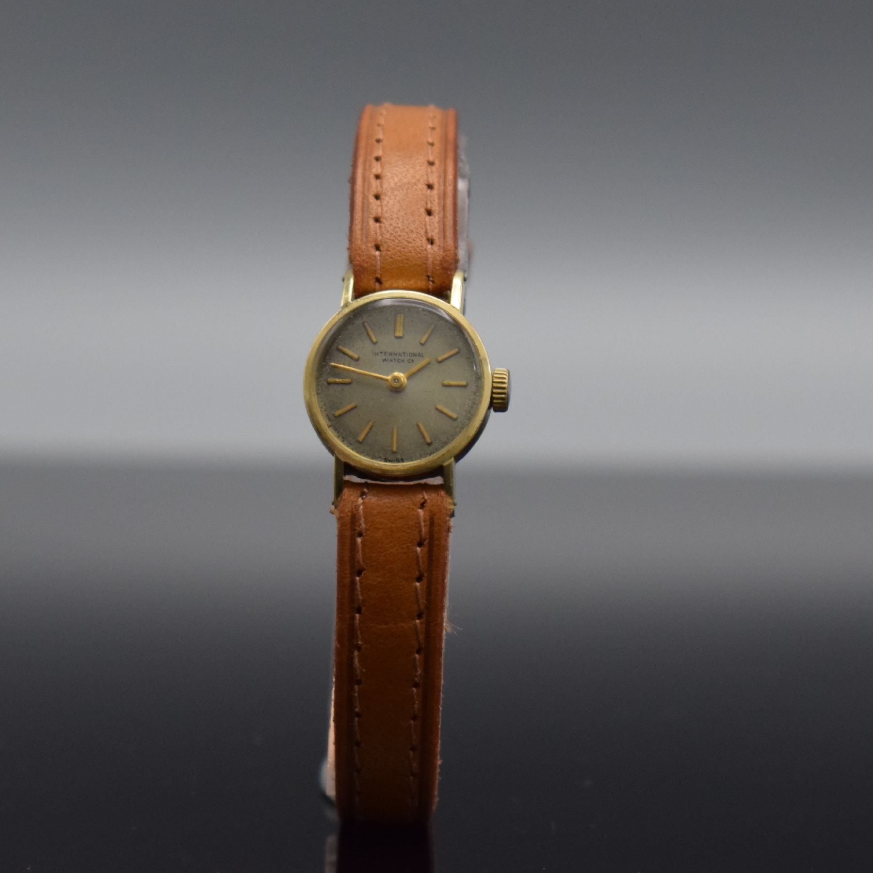 Detail b: IWC Damenarmbanduhr in GG 585/000, Schweiz um 1959, Handaufzug, Boden aufgedr., silb. Zifferbl. pat. m. aufgel. gold. Std.-Ind., gold. Zeiger, silb. ...