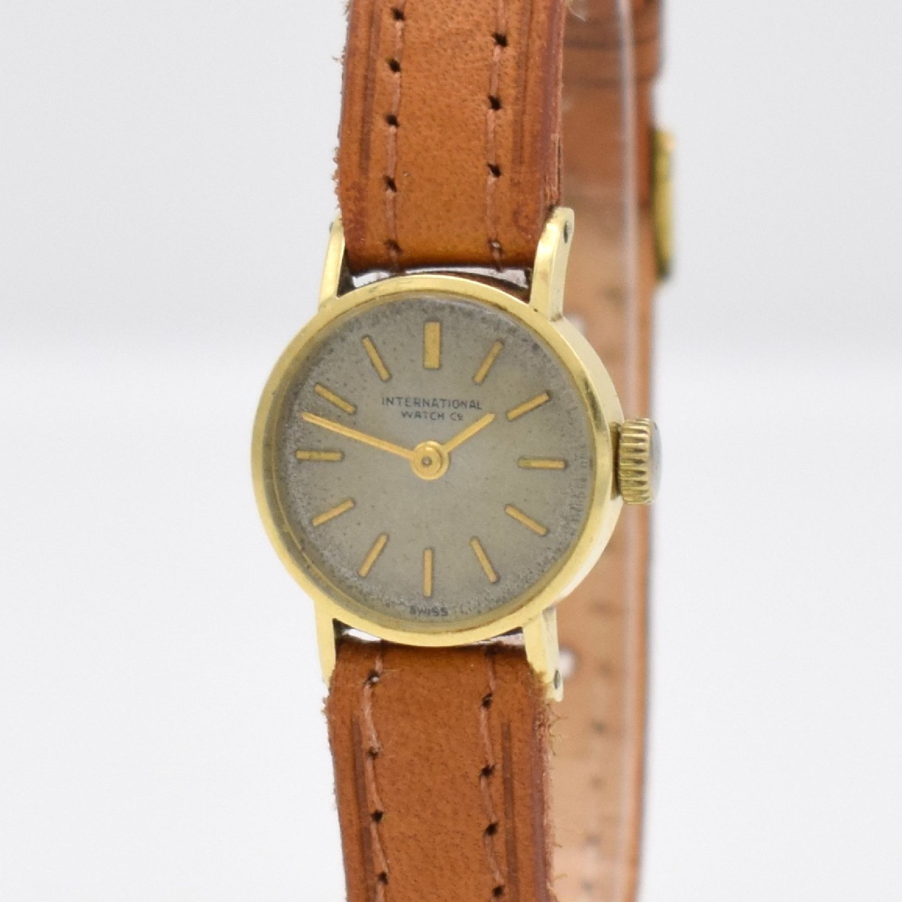 Detail c: IWC Damenarmbanduhr in GG 585/000, Schweiz um 1959, Handaufzug, Boden aufgedr., silb. Zifferbl. pat. m. aufgel. gold. Std.-Ind., gold. Zeiger, silb. ...