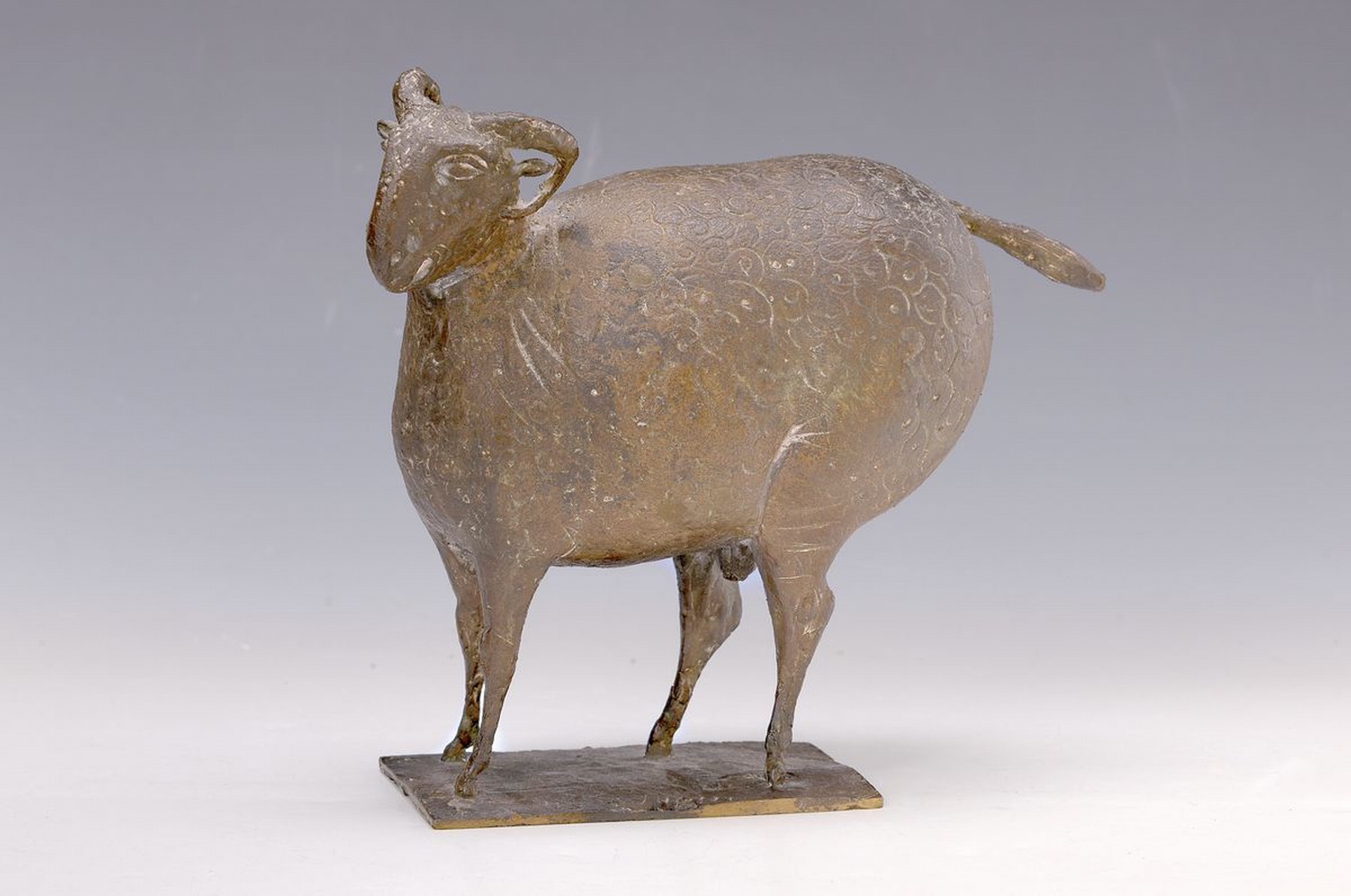 Detail k: Elia Ajolfi, 1916 Bergamo - 2001 San Pellegrino, Ariete, Bronzeskulptur, am Sockel signiert, bekannt für seine Tierdarstellungen, ca. 21 x 23 cm ...