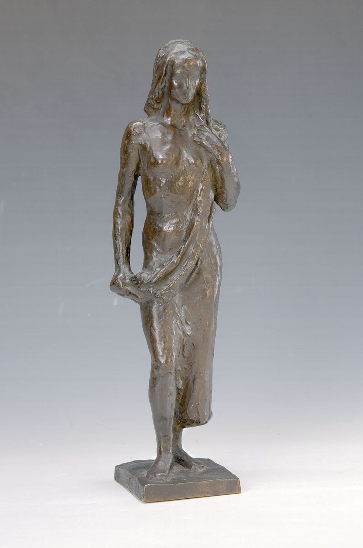 Bronzeskulptur "die Badende", Frauenakt mit Tuch, unsigniert, vollplastisch dargestellt, H. ca. 34 cm