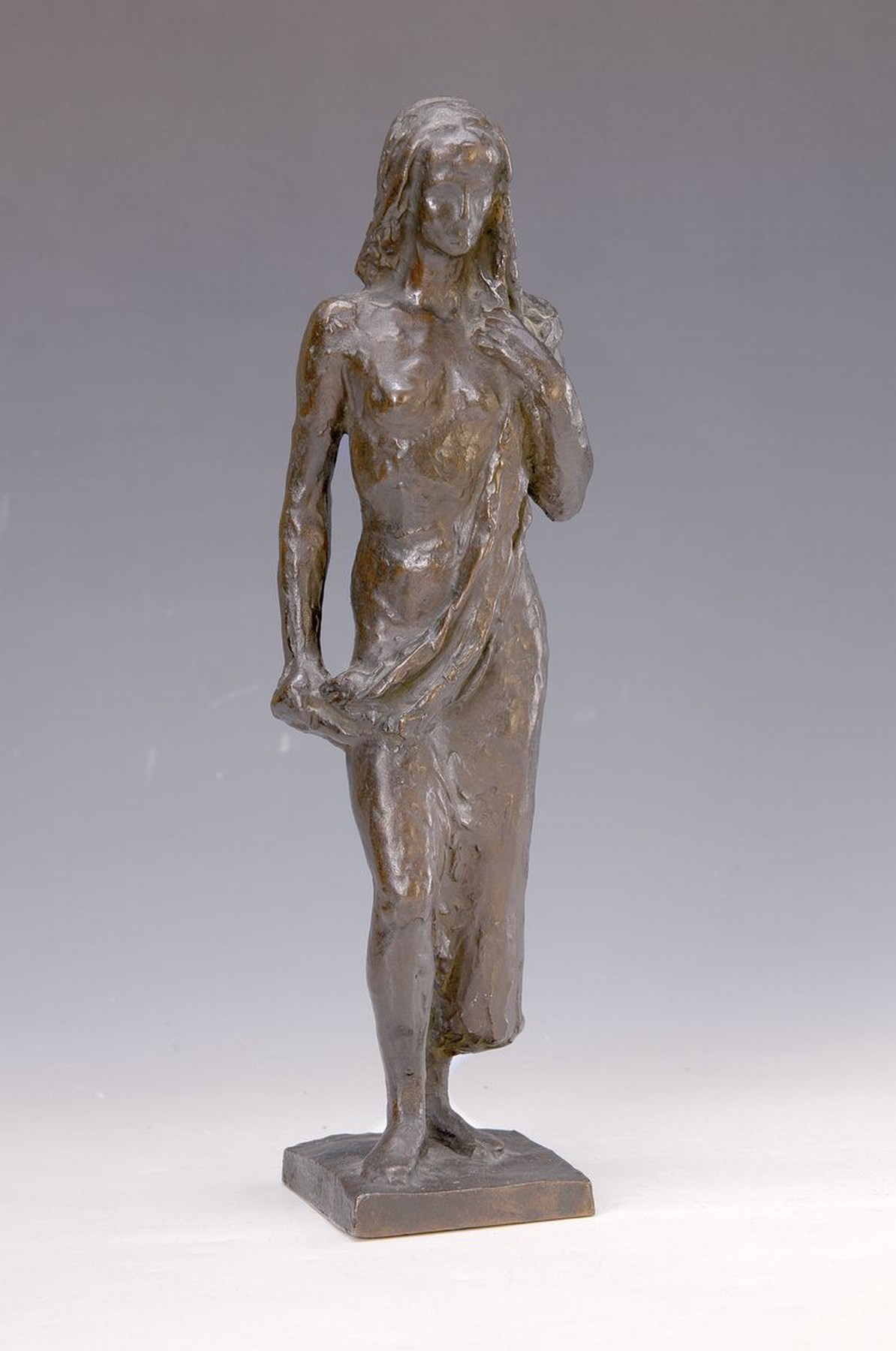 Detail k: Bronzeskulptur "die Badende", Frauenakt mit Tuch, unsigniert, vollplastisch dargestellt, H. ca. 34 cm