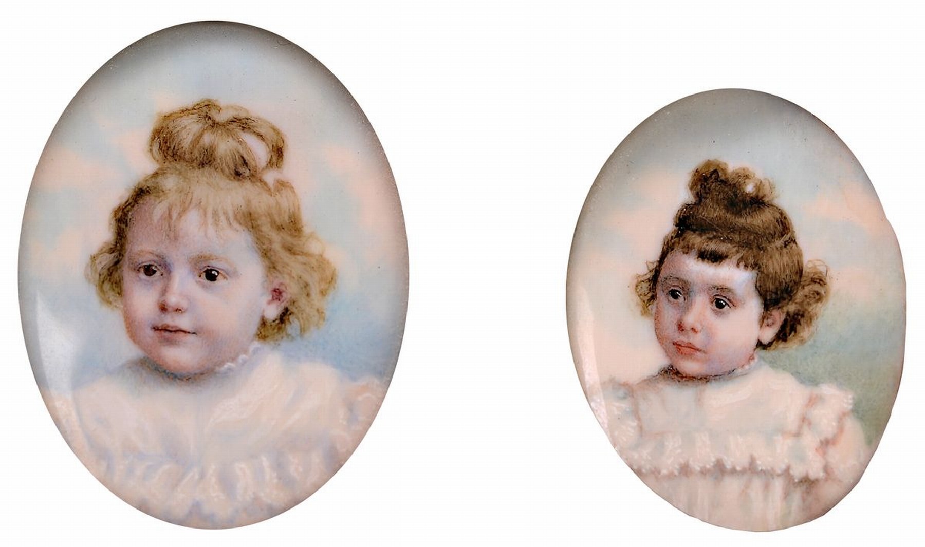 Zwei Miniaturmalereien auf Elfenbein, deutsch, um 1900, Darstellung von zwei kleinen Mädchen in weissen Spitzenkleidchen, feine Malerei, zartes ...