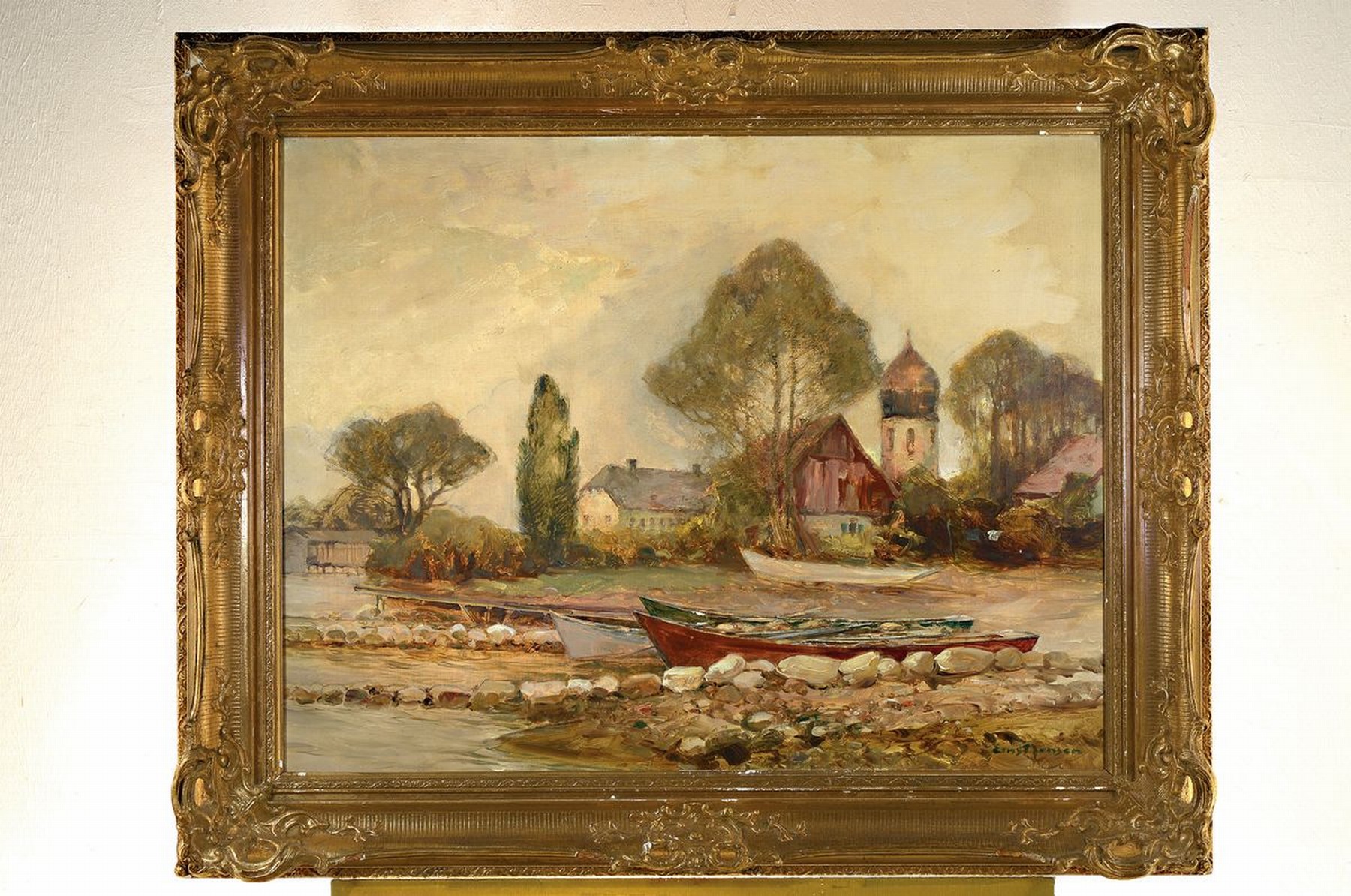 Detail k: Ernst Jensen, 1863-1933, Seeuferlandschaft mit Fischerkähnen und Kapelle, Öl/Lwd, rechts unten signiert, ca. 70x90cm, R. ca. 90x110cm