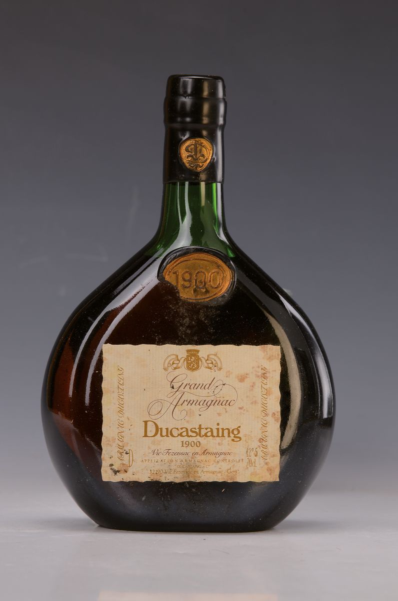 1 Flasche Grand Armagnac Ducastaing, 1900, 42% Vol., 70cl, Wachssiegel leicht besch., orig. verkorkt, top shoulder, Etikett fleckig, orig. Holzbox