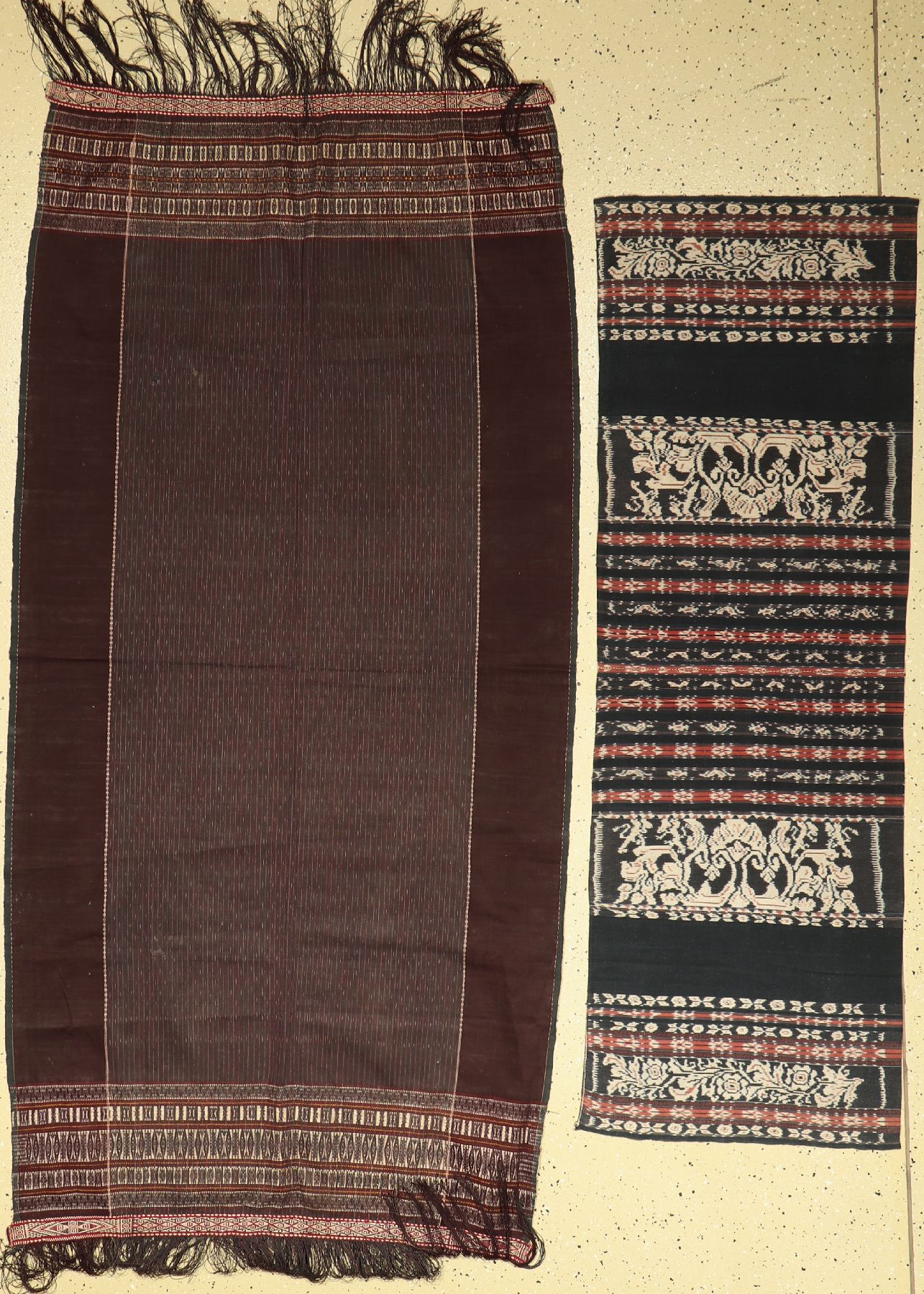 (2 Lots) Indonesische Textilien alt, Indonesien, um 1930, Baumwolle, ca.166 x 55 cm, ca. 200 x 99 cm, EHZ: 2-3.