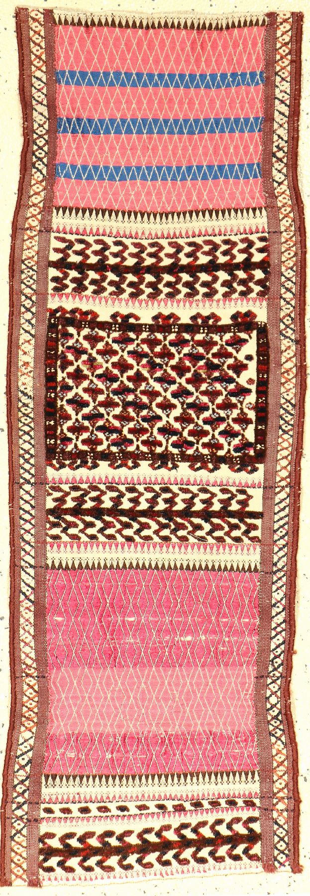 Arabatschi Zeltband-Fragment antik (Mit Seide), Turkmenistan, 19.Jhd., Wolle mit Seide, ca. 116 x 40 cm, EHZ: 2-3. Sehr selten, Rarität.