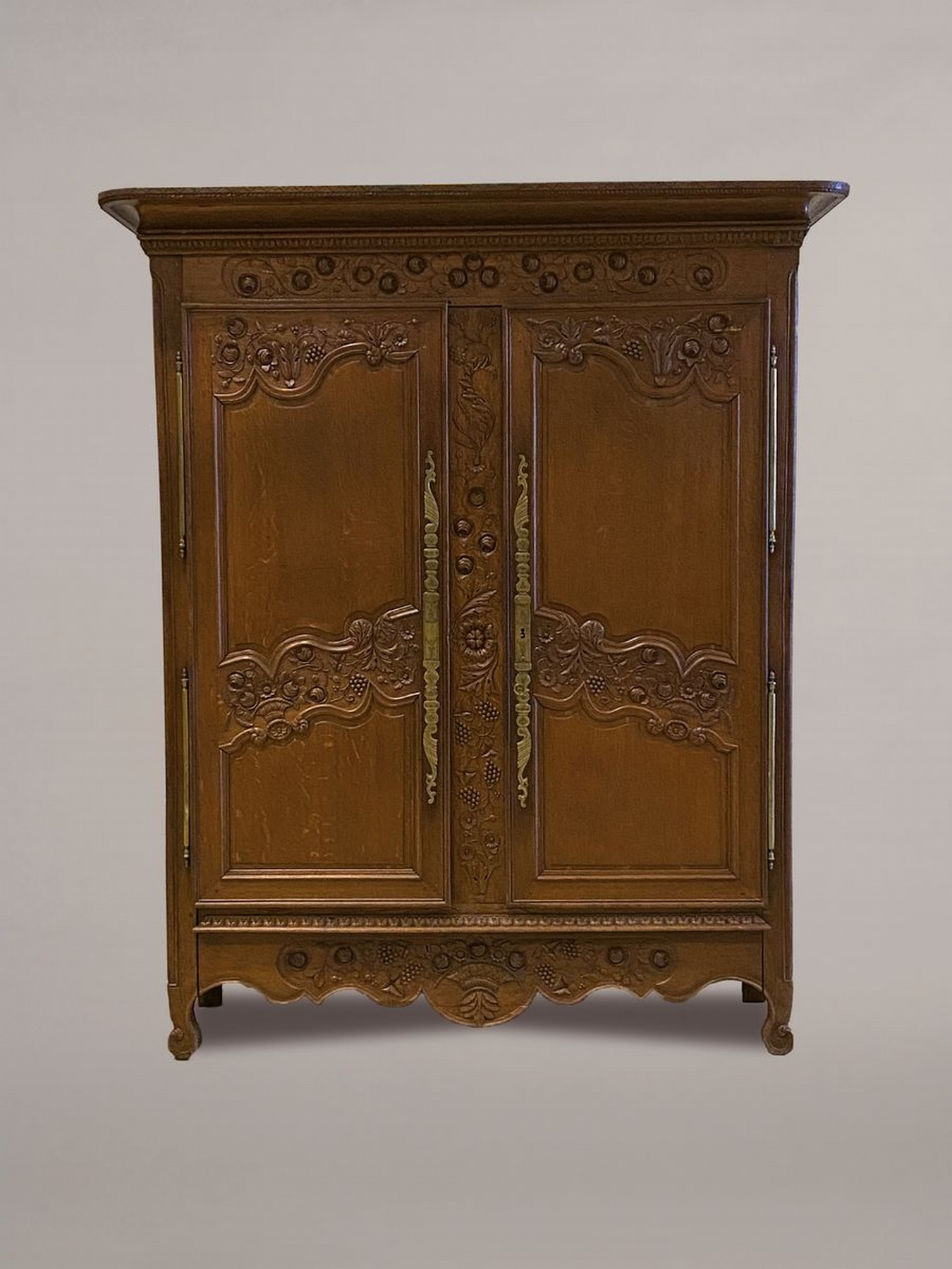 Barockschrank, um 1760/80, Lothringen, Eiche mass., regionaltypisch, Schnitzwerk von Blumen u. Früchten, u.a. Weintraubenornamentik, große ...