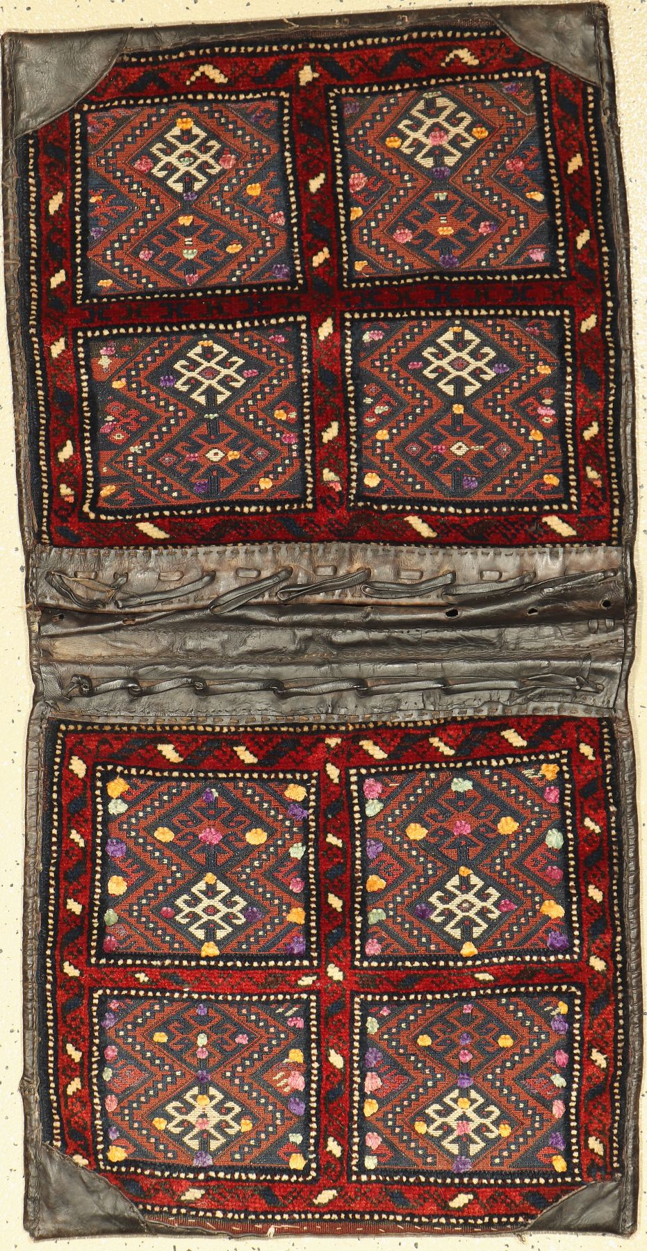Kurdische Heybe alt (Mit Lederbesatz und Seiden-Highlights), Türkei, um 1940/1950, Wolle/Leder/Seide, ca. 117 x 60 cm, EHZ: 2-3.