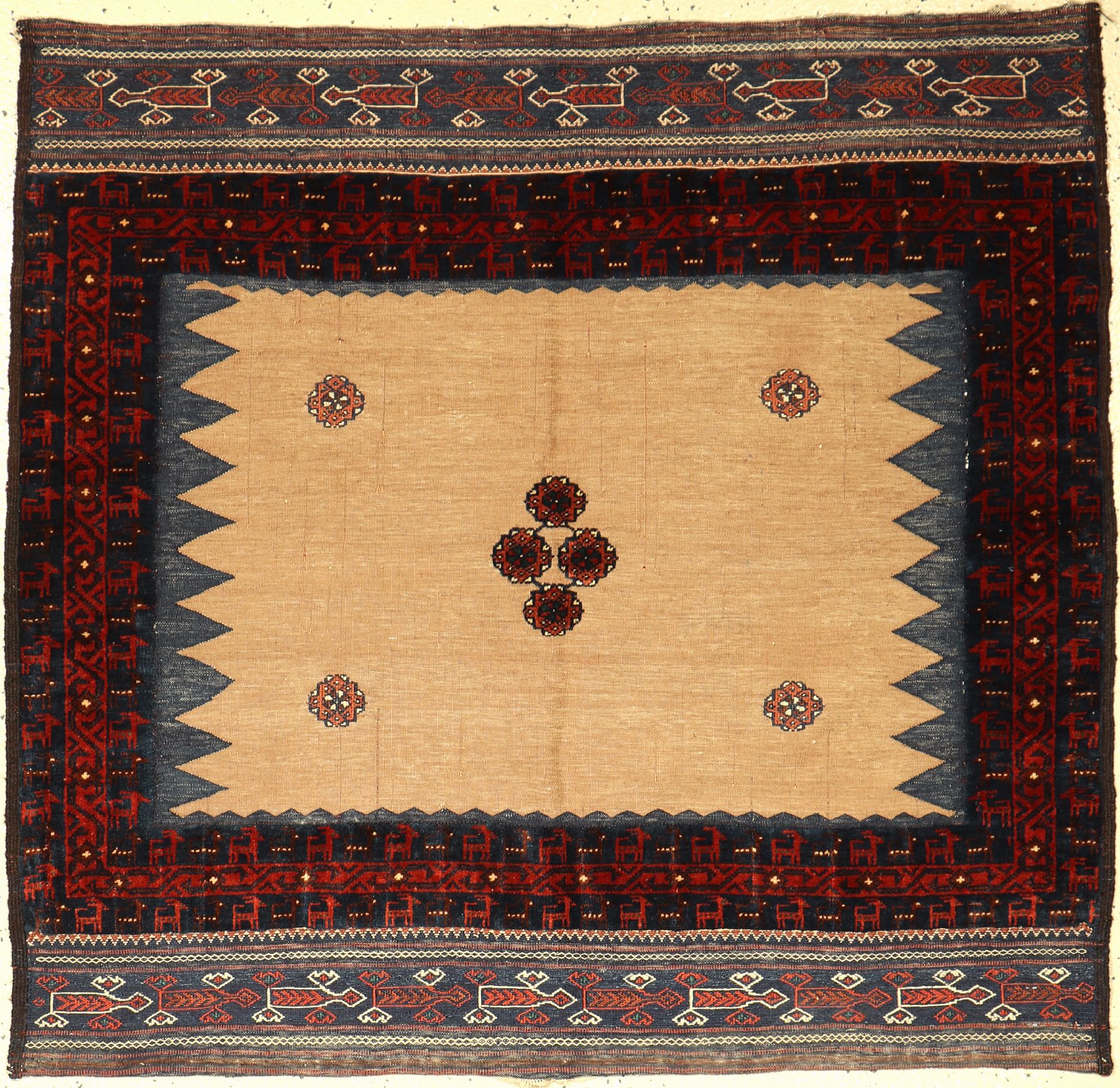 Feine seltene Belutsch Sofreh alt (Kamelwolle), Persien, um 1950, Wolle/Kamelwolle/Wolle, ca. 112 x 104 cm, EHZ: 2-3. Selten, feine Qualität.