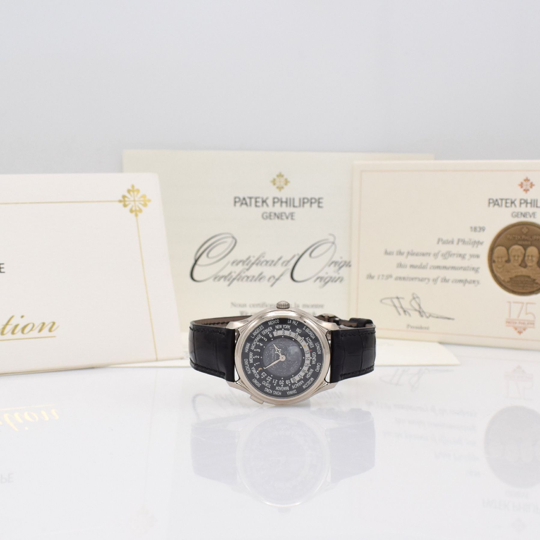 PATEK PHILIPPE hochfeine & seltene Herrenarmbanduhr "WORLD TIME MOON" Referenz 5575G-001 im nahezu neuwertigen Zustand, Automatik, auf ...