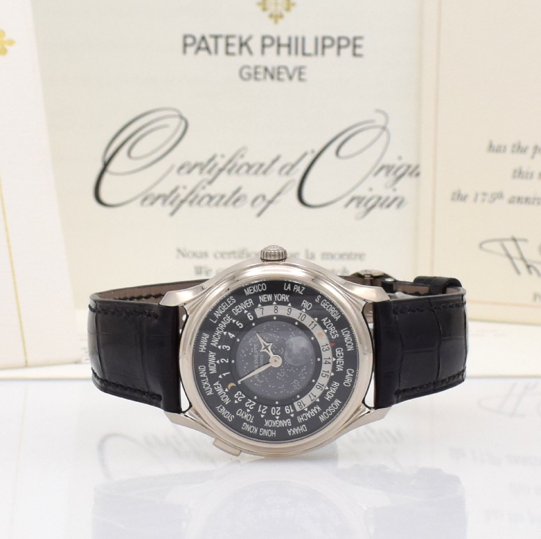 Detail a: PATEK PHILIPPE hochfeine & seltene Herrenarmbanduhr "WORLD TIME MOON" Referenz 5575G-001 im nahezu neuwertigen Zustand, Automatik, auf ...