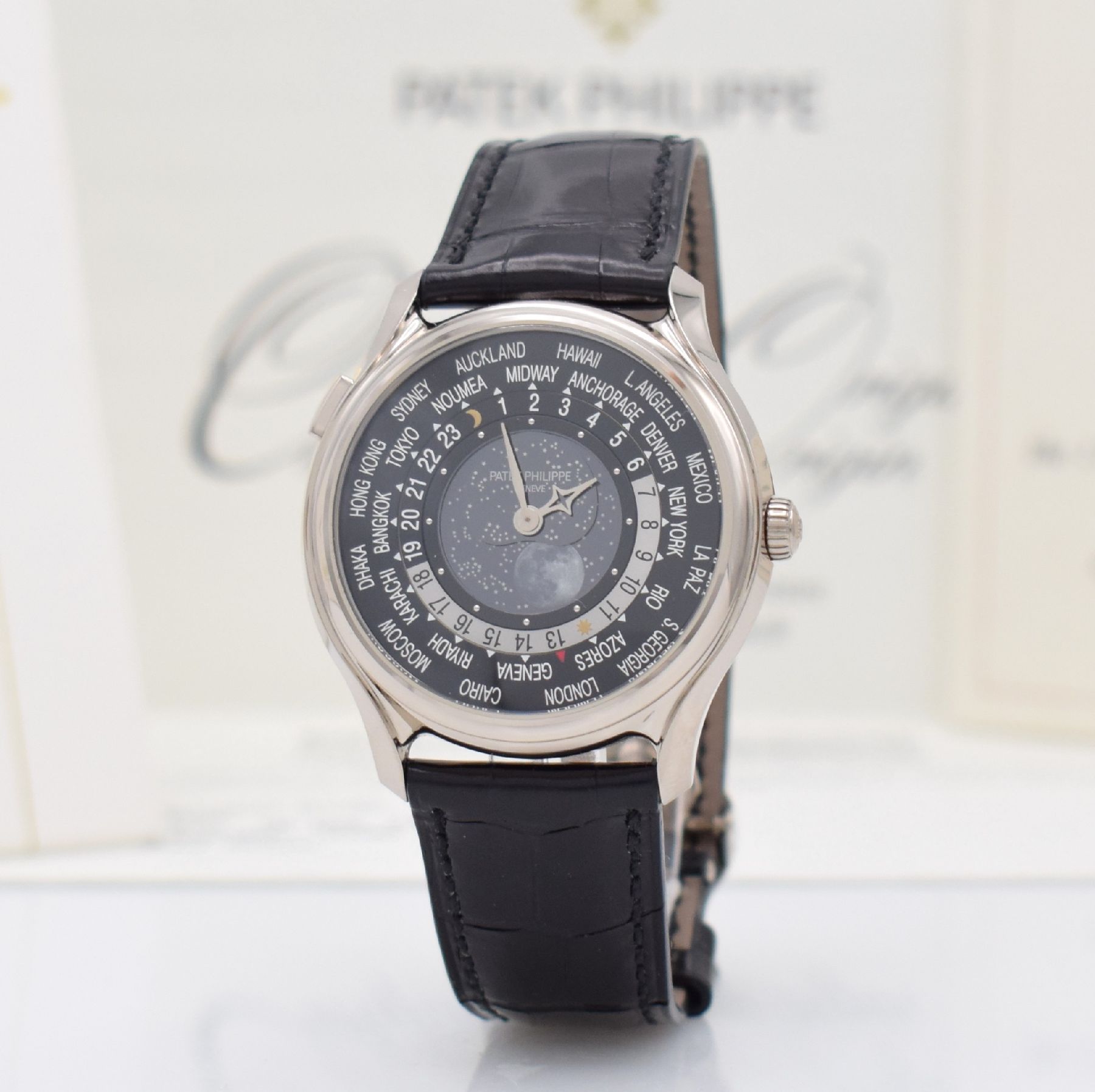 Detail d: PATEK PHILIPPE hochfeine & seltene Herrenarmbanduhr "WORLD TIME MOON" Referenz 5575G-001 im nahezu neuwertigen Zustand, Automatik, auf ...