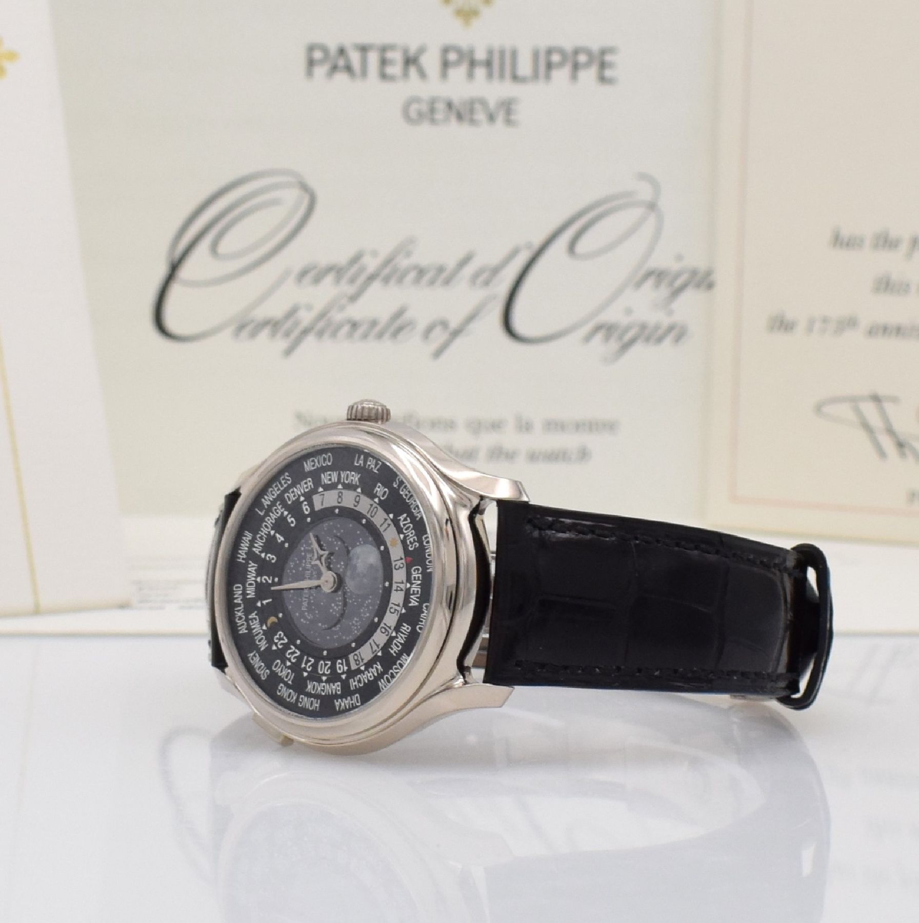 Detail e: PATEK PHILIPPE hochfeine & seltene Herrenarmbanduhr "WORLD TIME MOON" Referenz 5575G-001 im nahezu neuwertigen Zustand, Automatik, auf ...