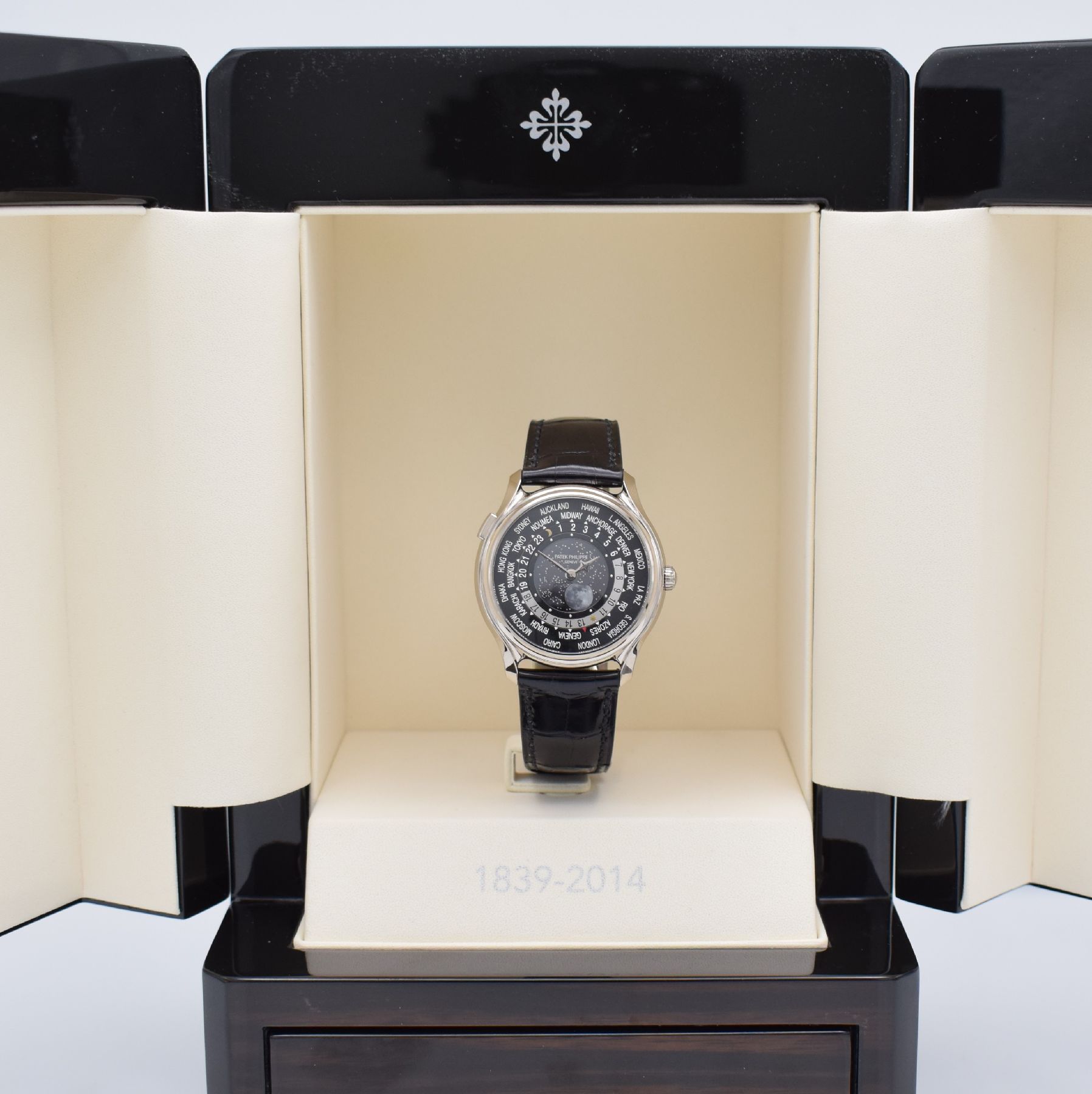 Detail s: PATEK PHILIPPE hochfeine & seltene Herrenarmbanduhr "WORLD TIME MOON" Referenz 5575G-001 im nahezu neuwertigen Zustand, Automatik, auf ...