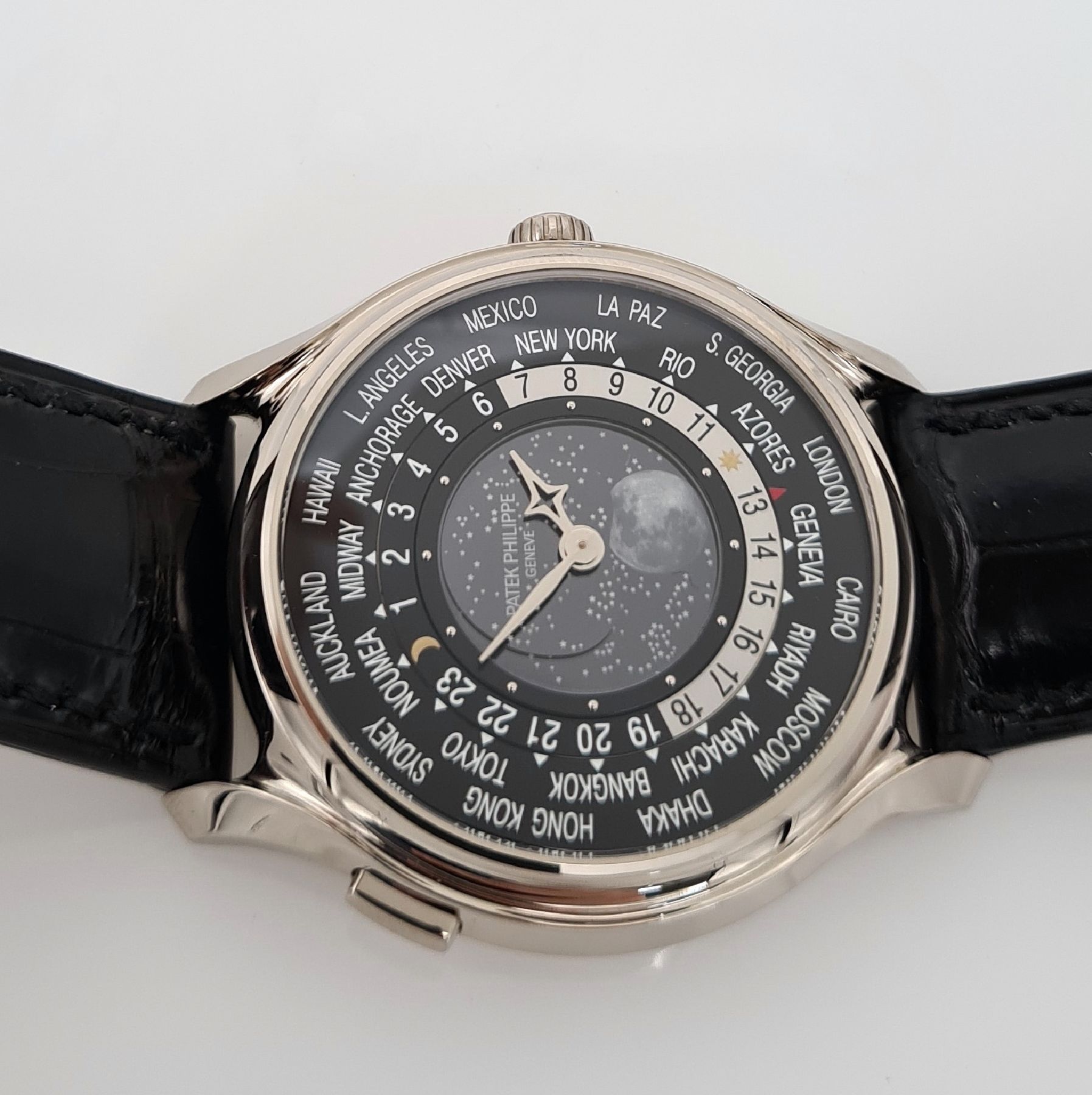 Detail u: PATEK PHILIPPE hochfeine & seltene Herrenarmbanduhr "WORLD TIME MOON" Referenz 5575G-001 im nahezu neuwertigen Zustand, Automatik, auf ...