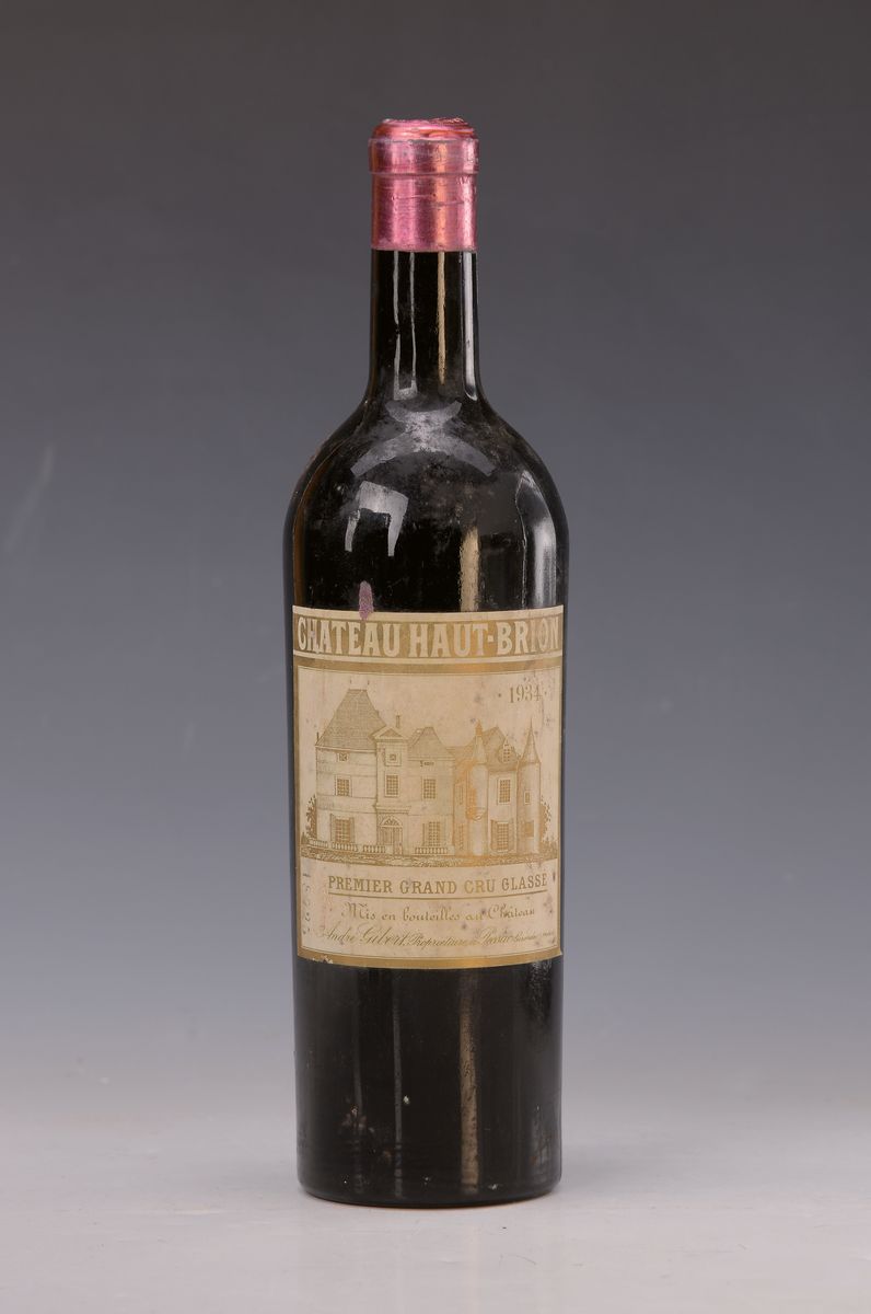 1 Flasche Chateau Haut Brion, Premier Grand Cru Classe, 1934, 75cl, Füllstand upper mid shoulder, Etiketten partiell verschmutzt, aus einer privaten ...