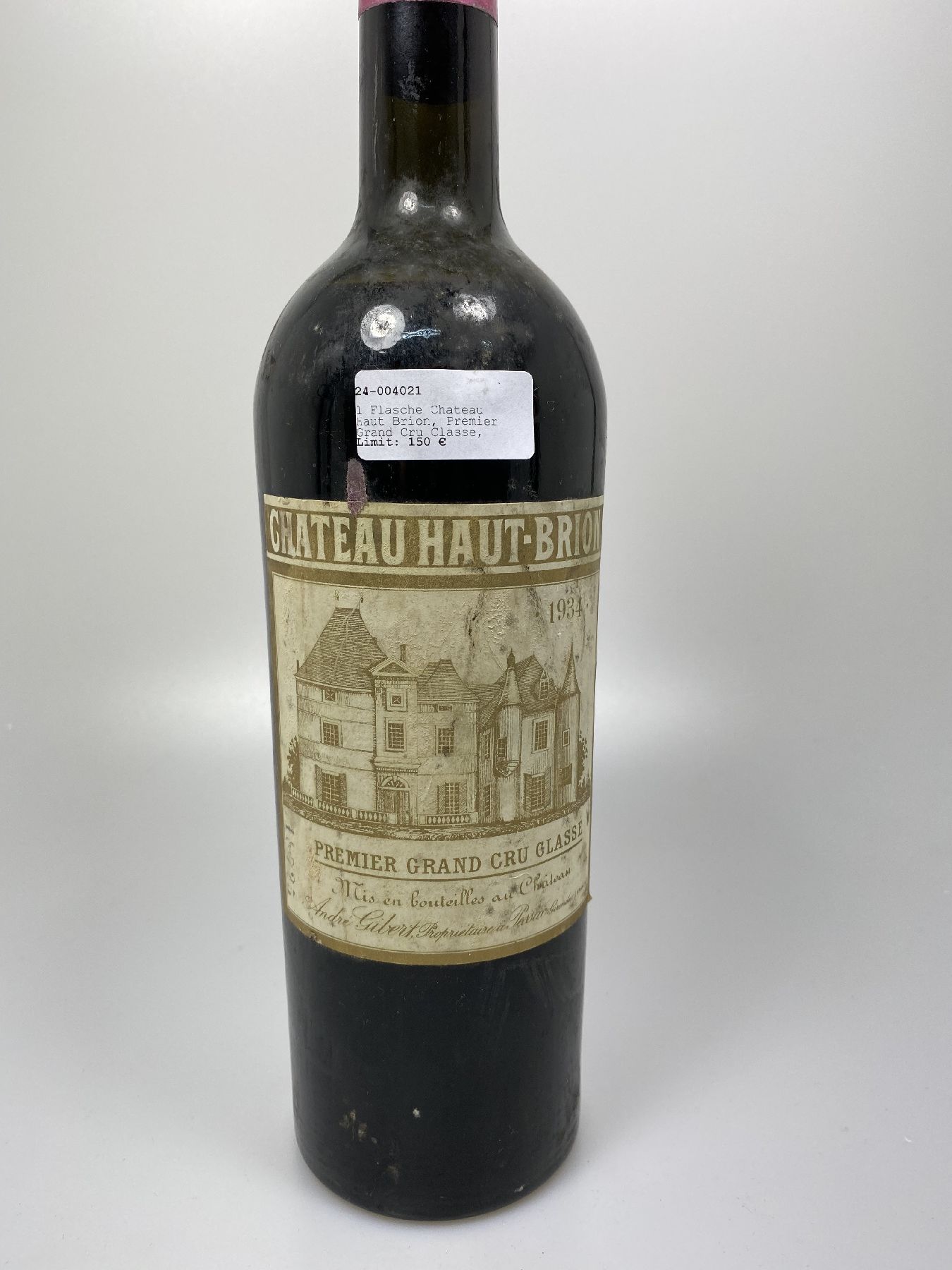Detail a: 1 Flasche Chateau Haut Brion, Premier Grand Cru Classe, 1934, 75cl, Füllstand upper mid shoulder, Etiketten partiell verschmutzt, aus einer privaten ...