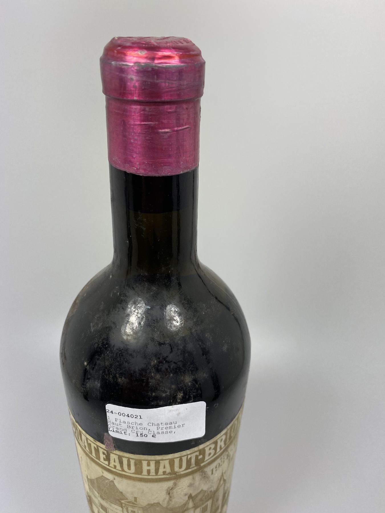 Detail b: 1 Flasche Chateau Haut Brion, Premier Grand Cru Classe, 1934, 75cl, Füllstand upper mid shoulder, Etiketten partiell verschmutzt, aus einer privaten ...
