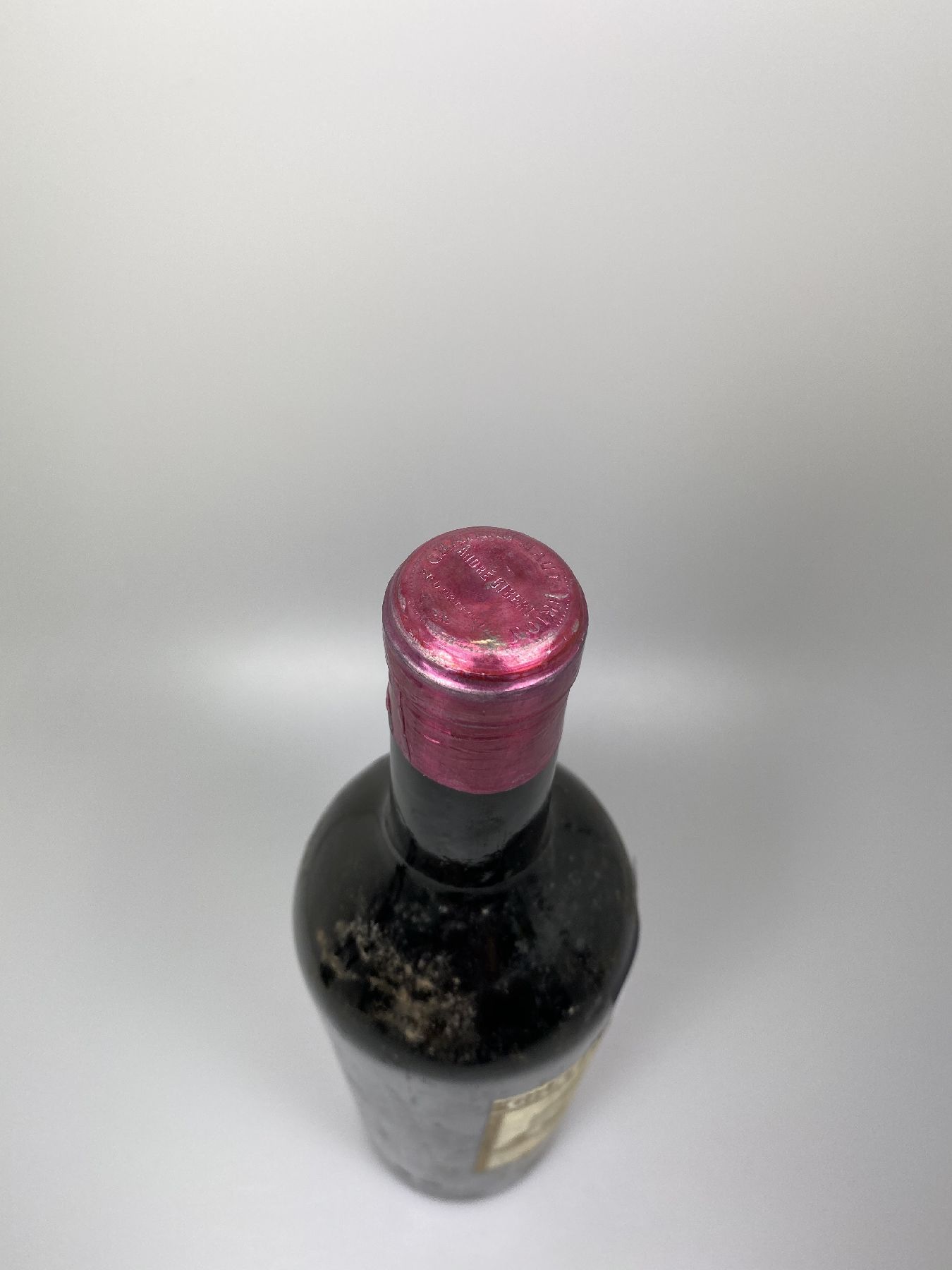Detail c: 1 Flasche Chateau Haut Brion, Premier Grand Cru Classe, 1934, 75cl, Füllstand upper mid shoulder, Etiketten partiell verschmutzt, aus einer privaten ...