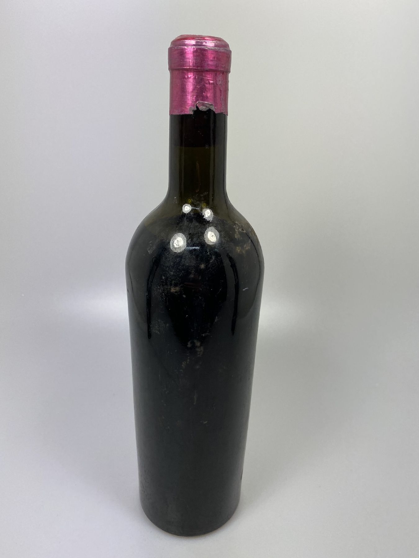 Detail d: 1 Flasche Chateau Haut Brion, Premier Grand Cru Classe, 1934, 75cl, Füllstand upper mid shoulder, Etiketten partiell verschmutzt, aus einer privaten ...