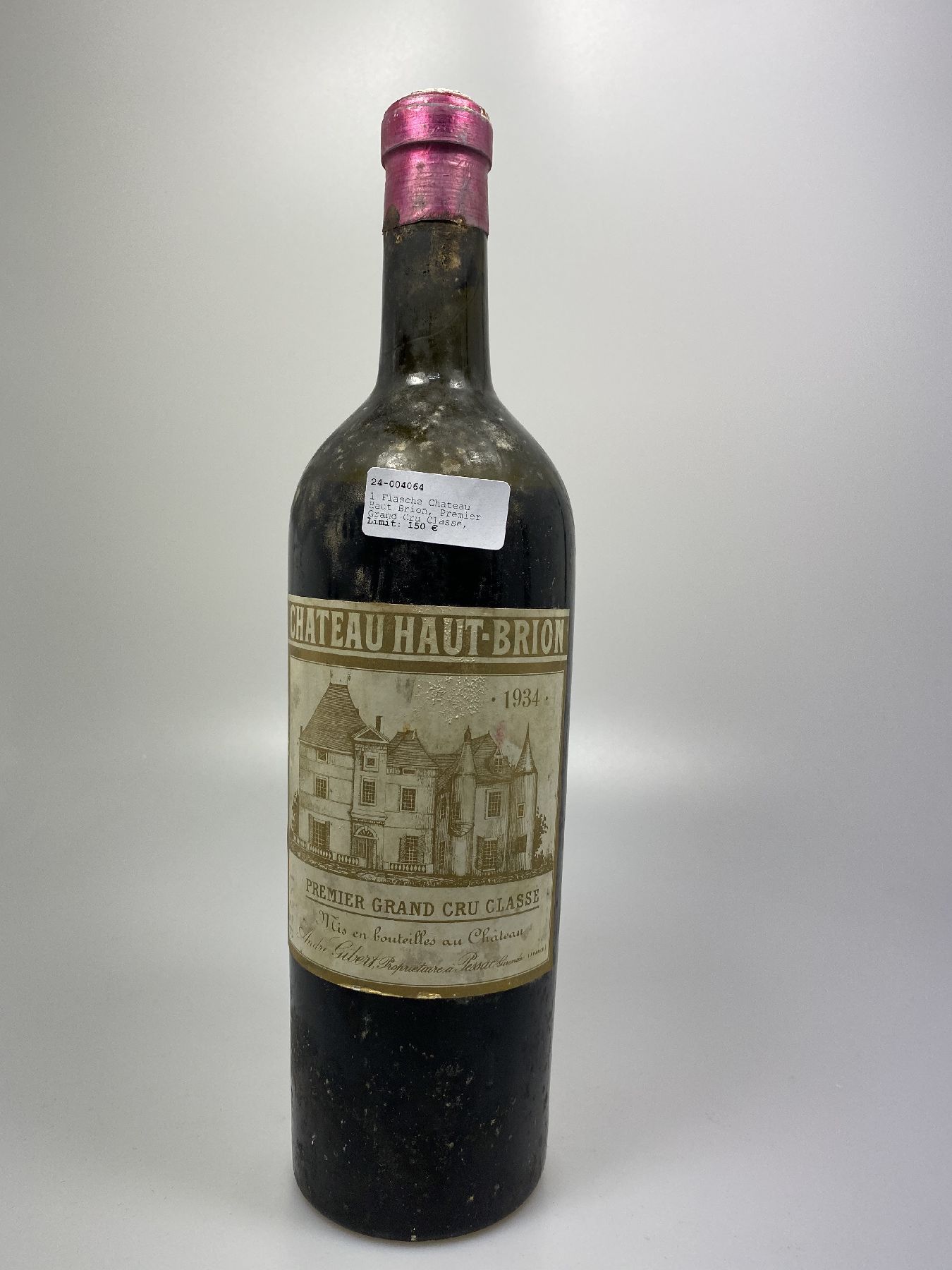 Detail a: 1 Flasche Chateau Haut Brion, Premier Grand Cru Classe, 1934, 75cl, Füllstand below shoulder, Etiketten partiell verschmutzt, aus einer privaten ...