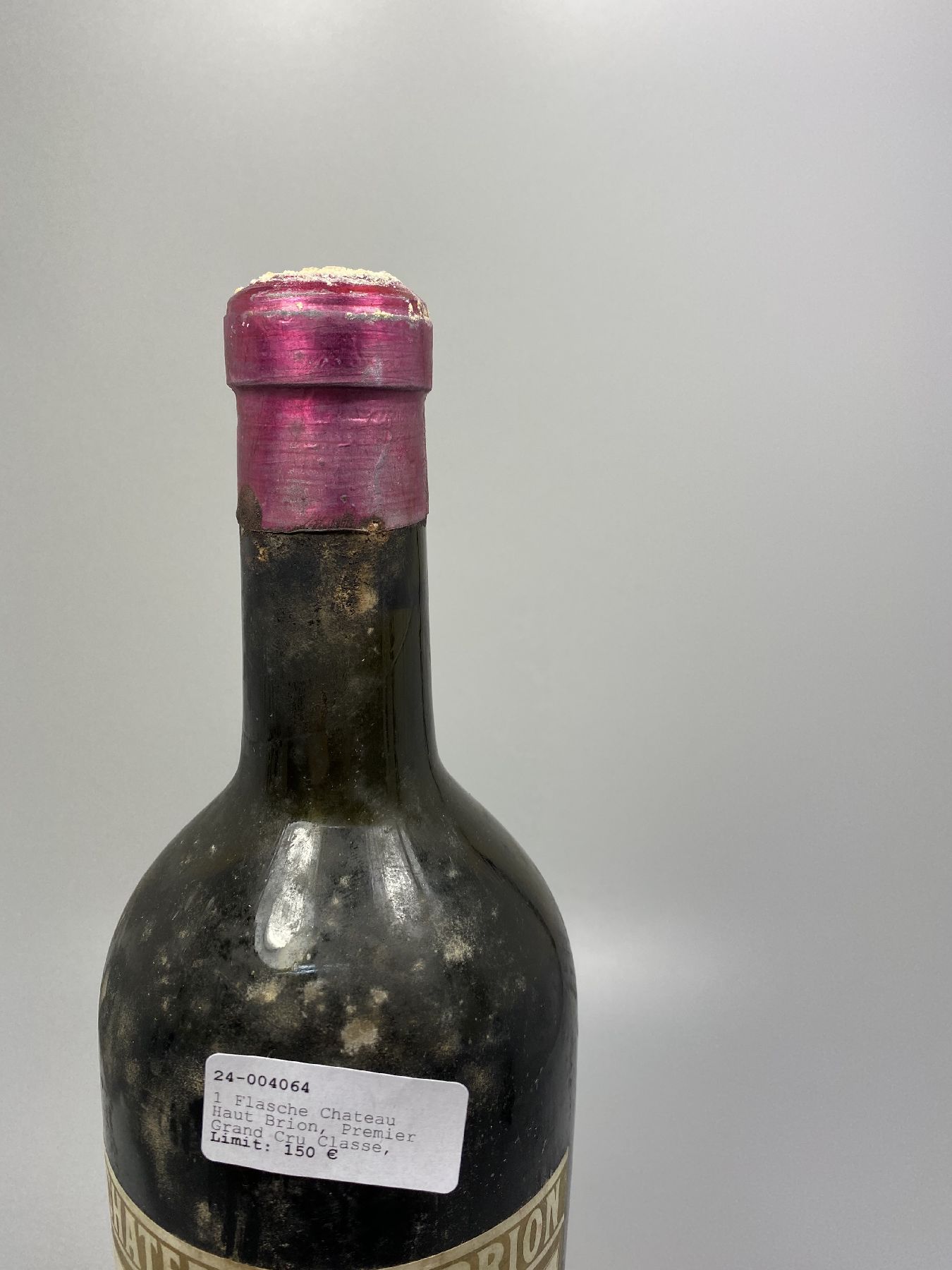 Detail b: 1 Flasche Chateau Haut Brion, Premier Grand Cru Classe, 1934, 75cl, Füllstand below shoulder, Etiketten partiell verschmutzt, aus einer privaten ...