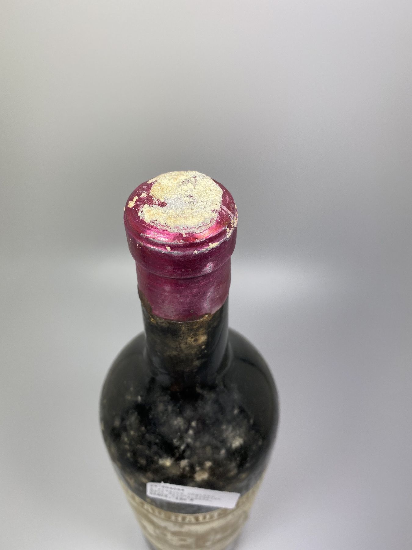 Detail c: 1 Flasche Chateau Haut Brion, Premier Grand Cru Classe, 1934, 75cl, Füllstand below shoulder, Etiketten partiell verschmutzt, aus einer privaten ...