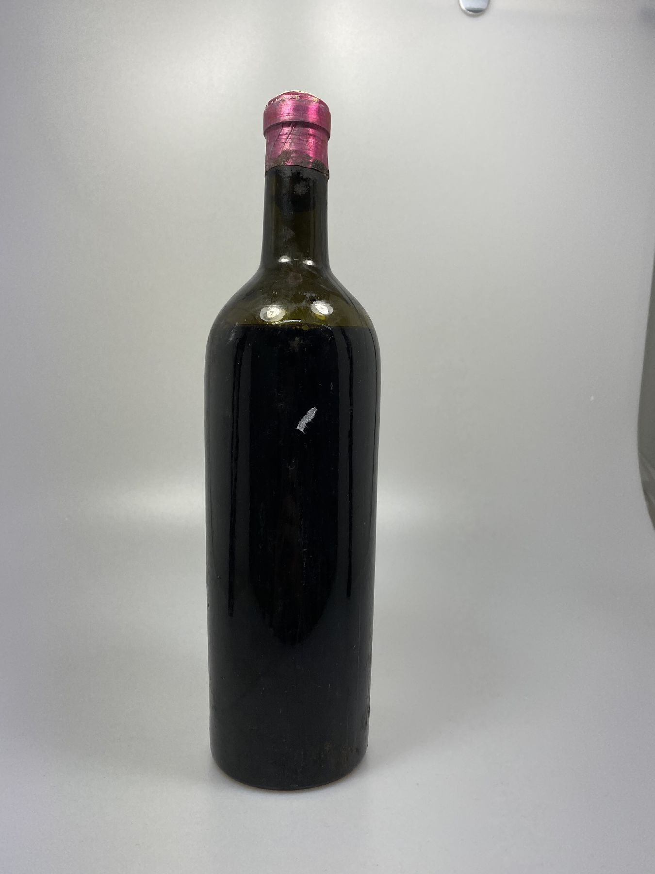 Detail d: 1 Flasche Chateau Haut Brion, Premier Grand Cru Classe, 1934, 75cl, Füllstand below shoulder, Etiketten partiell verschmutzt, aus einer privaten ...