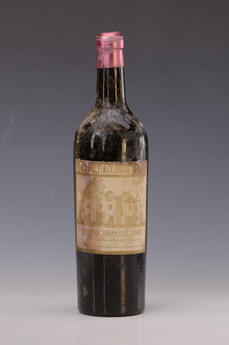 1 Flasche Chateau Haut Brion, Premier Grand Cru Classe, 1934, 75cl, Füllstand below shoulder, Etikett fleckig u. partiell verschmutzt, aus einer ...