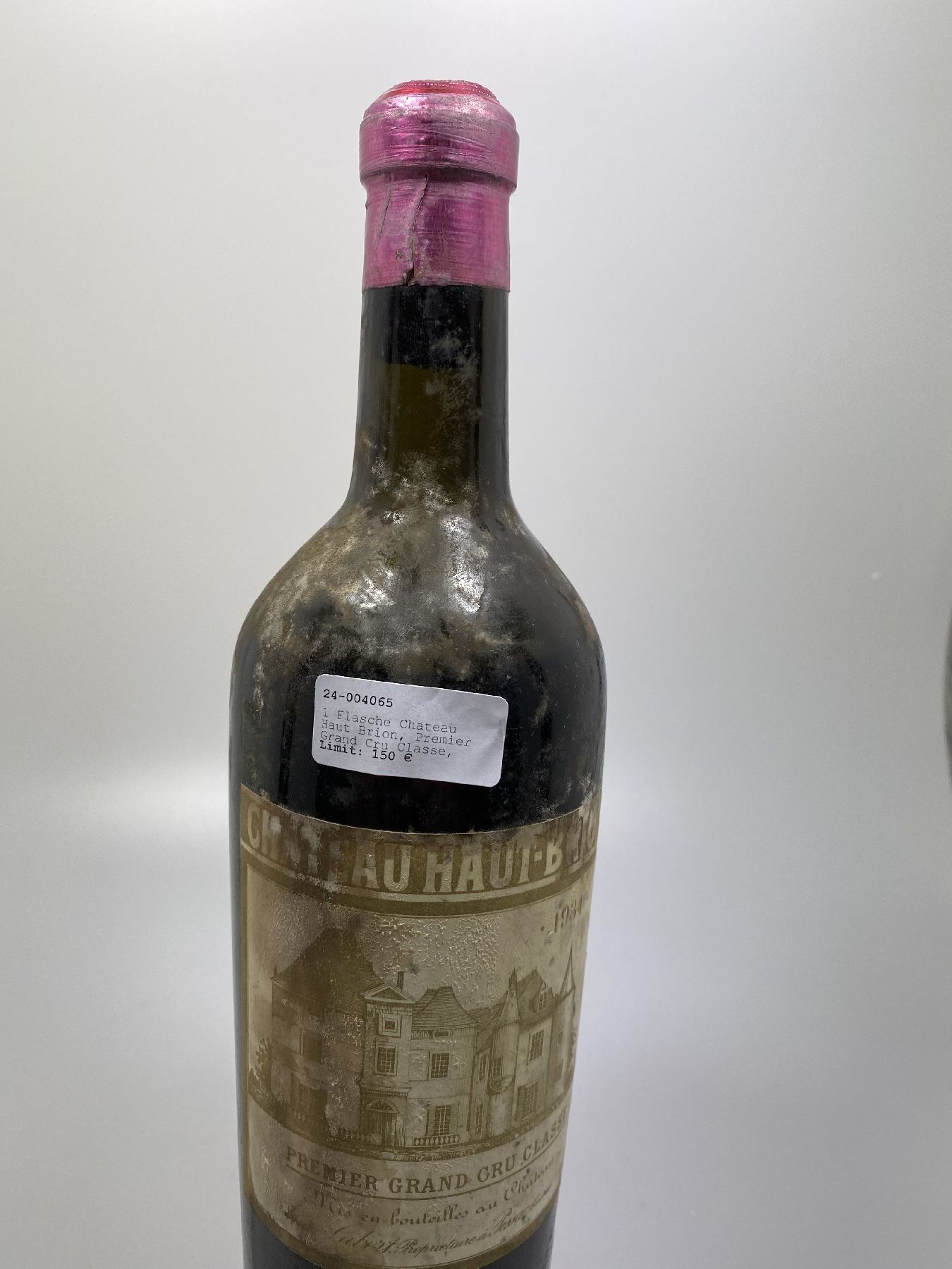 Detail a: 1 Flasche Chateau Haut Brion, Premier Grand Cru Classe, 1934, 75cl, Füllstand below shoulder, Etikett fleckig u. partiell verschmutzt, aus einer ...