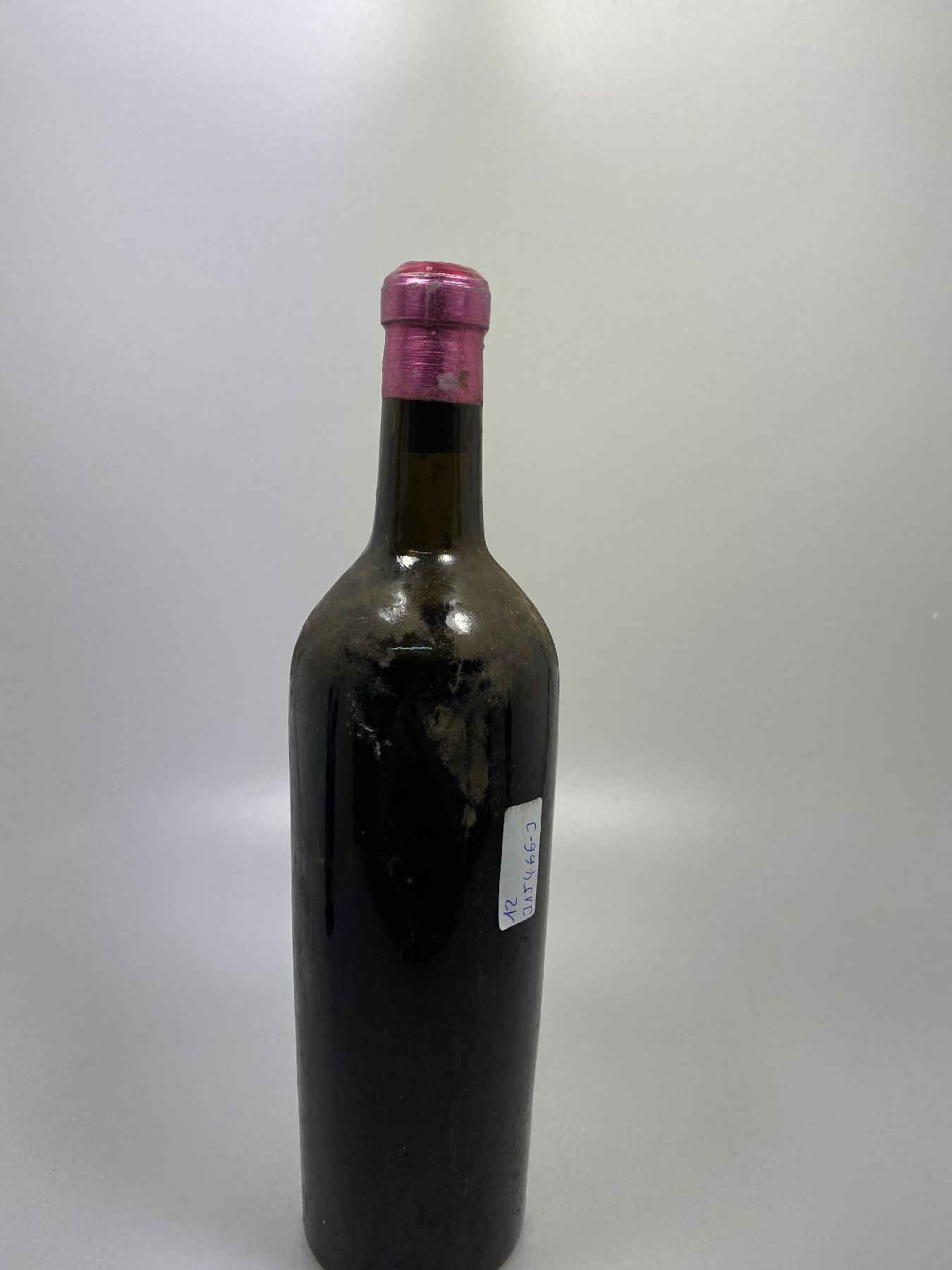 Detail b: 1 Flasche Chateau Haut Brion, Premier Grand Cru Classe, 1934, 75cl, Füllstand below shoulder, Etikett fleckig u. partiell verschmutzt, aus einer ...