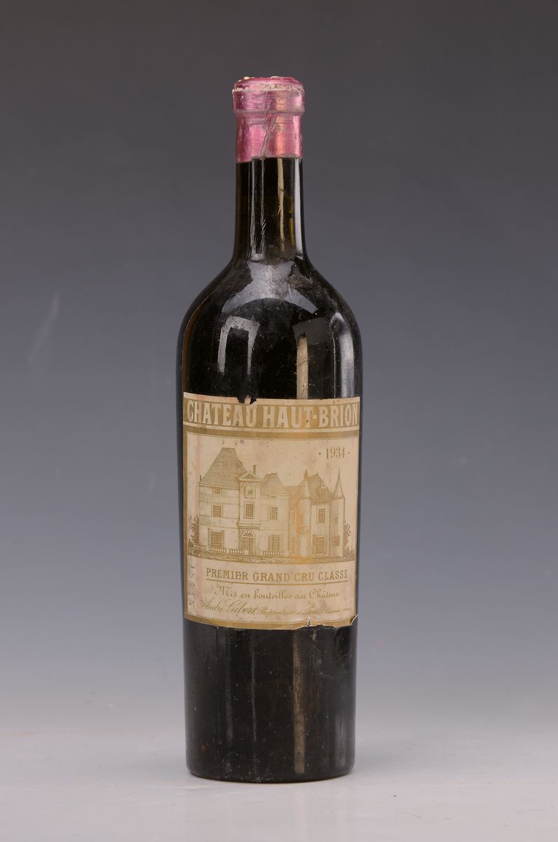 1 Flasche Chateau Haut Brion, Premier Grand Cru Classe, 1934, 75cl, Füllstand upper mid shoulder, Etiketten partiell verschmutzt, aus einer privaten ...