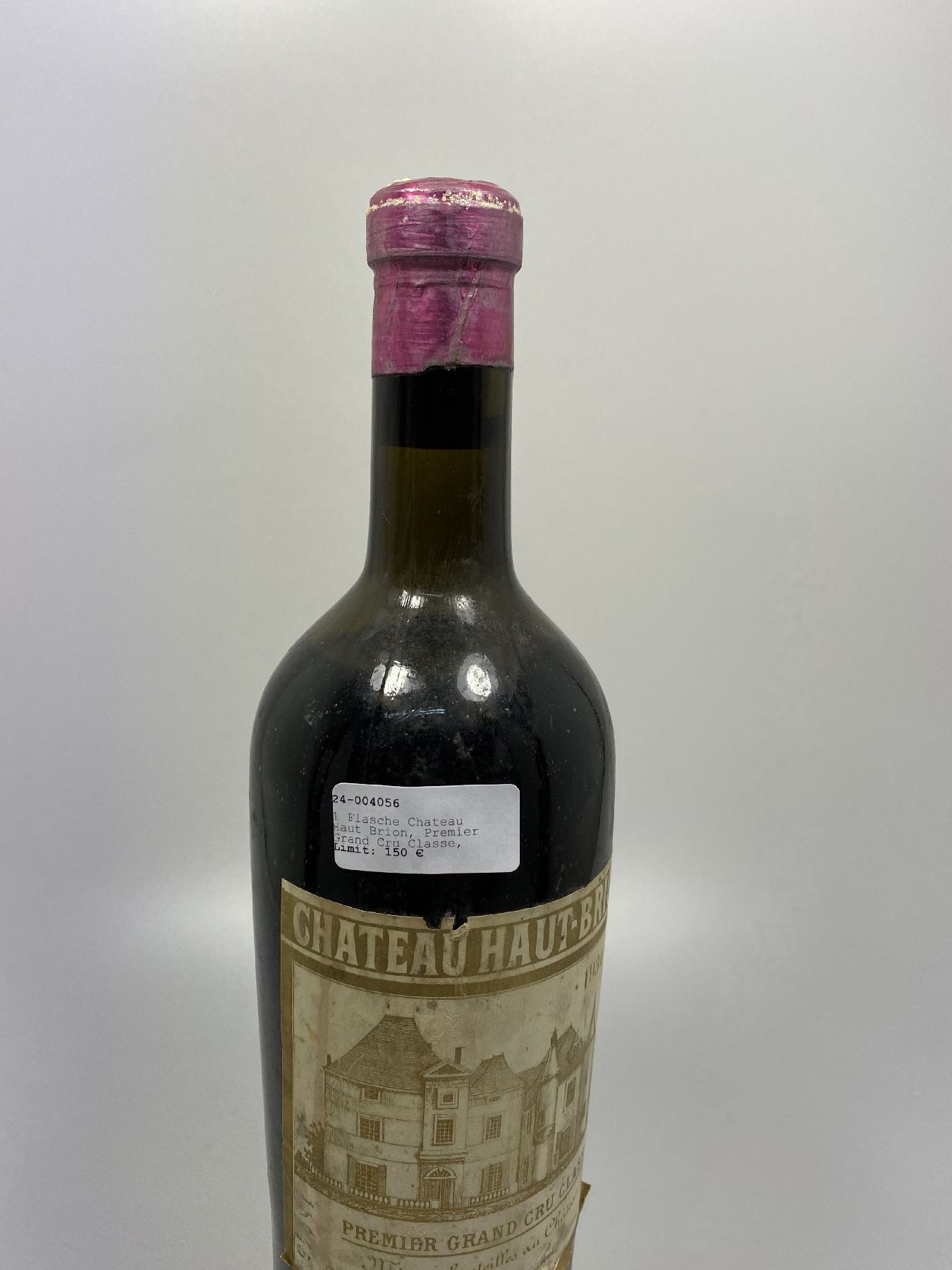 Detail a: 1 Flasche Chateau Haut Brion, Premier Grand Cru Classe, 1934, 75cl, Füllstand upper mid shoulder, Etiketten partiell verschmutzt, aus einer privaten ...