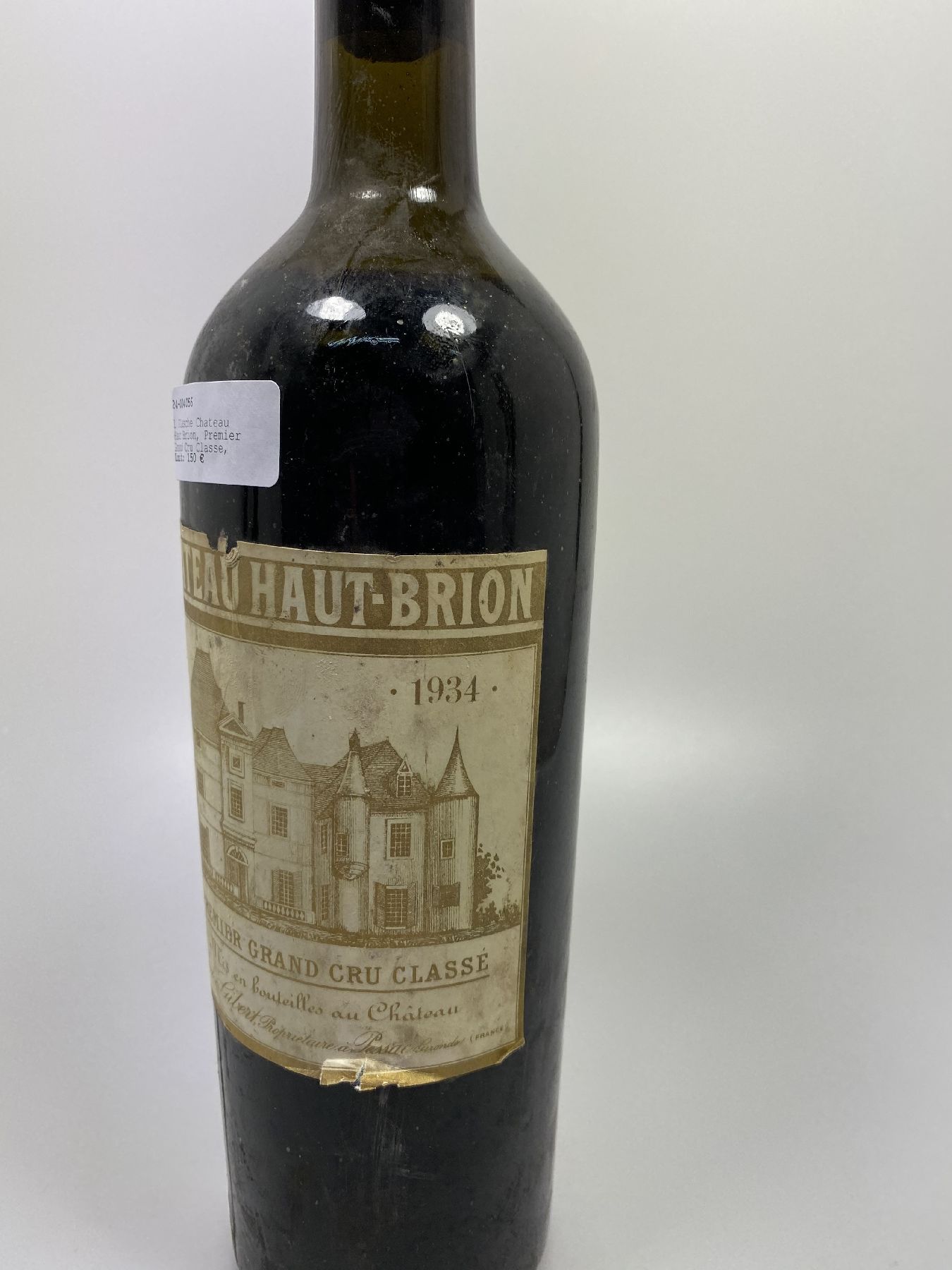 Detail b: 1 Flasche Chateau Haut Brion, Premier Grand Cru Classe, 1934, 75cl, Füllstand upper mid shoulder, Etiketten partiell verschmutzt, aus einer privaten ...