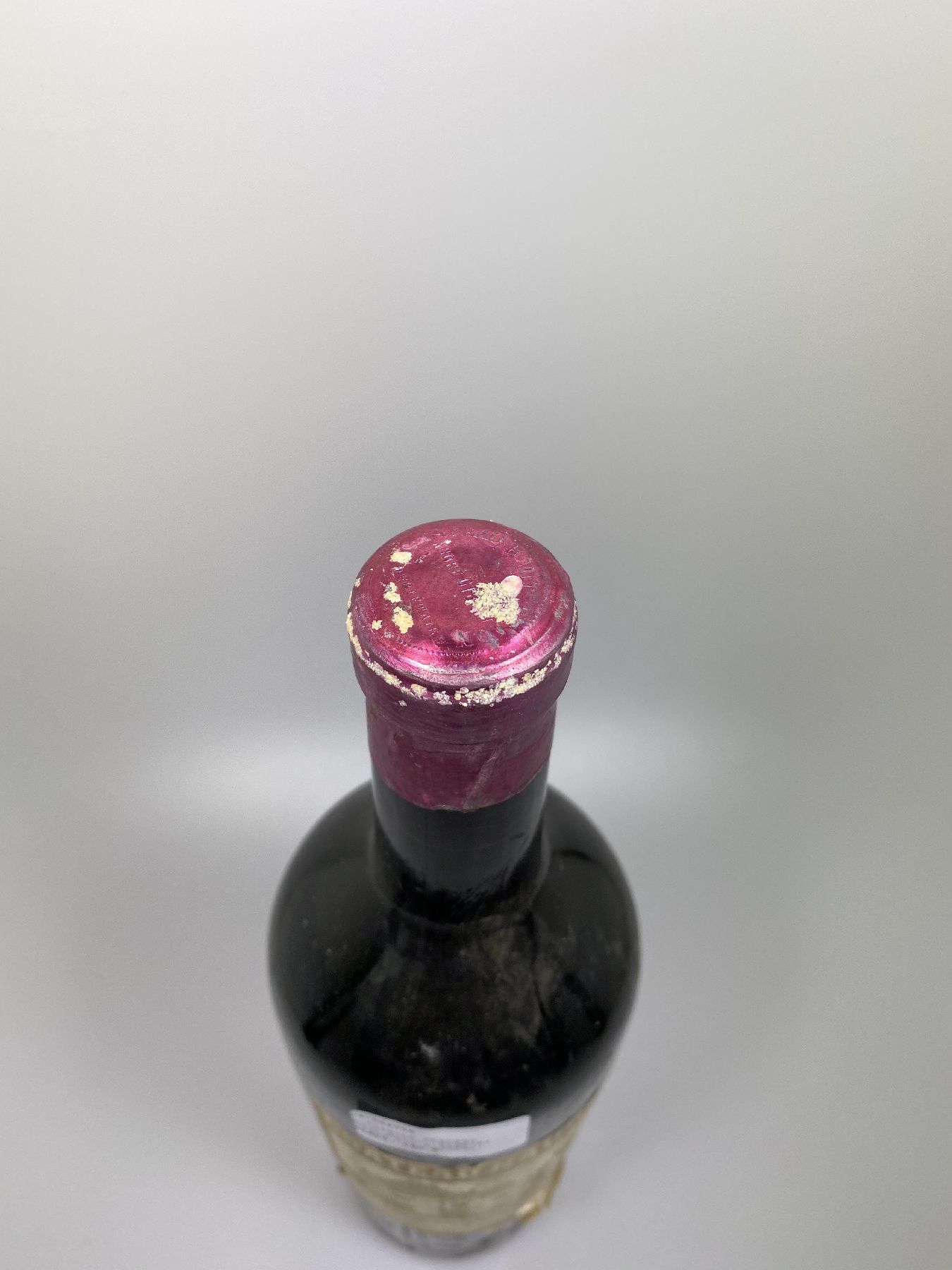 Detail c: 1 Flasche Chateau Haut Brion, Premier Grand Cru Classe, 1934, 75cl, Füllstand upper mid shoulder, Etiketten partiell verschmutzt, aus einer privaten ...