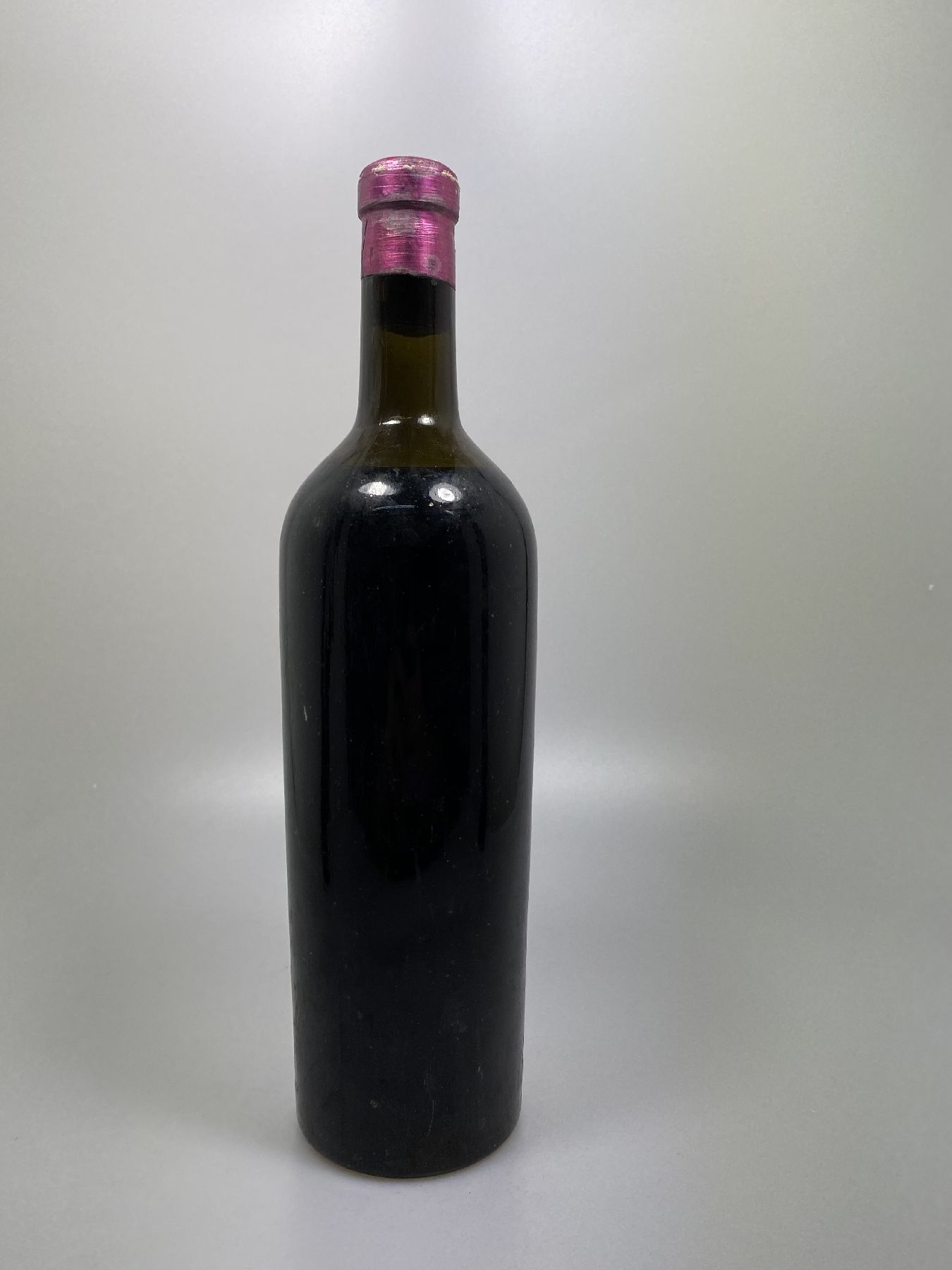 Detail d: 1 Flasche Chateau Haut Brion, Premier Grand Cru Classe, 1934, 75cl, Füllstand upper mid shoulder, Etiketten partiell verschmutzt, aus einer privaten ...
