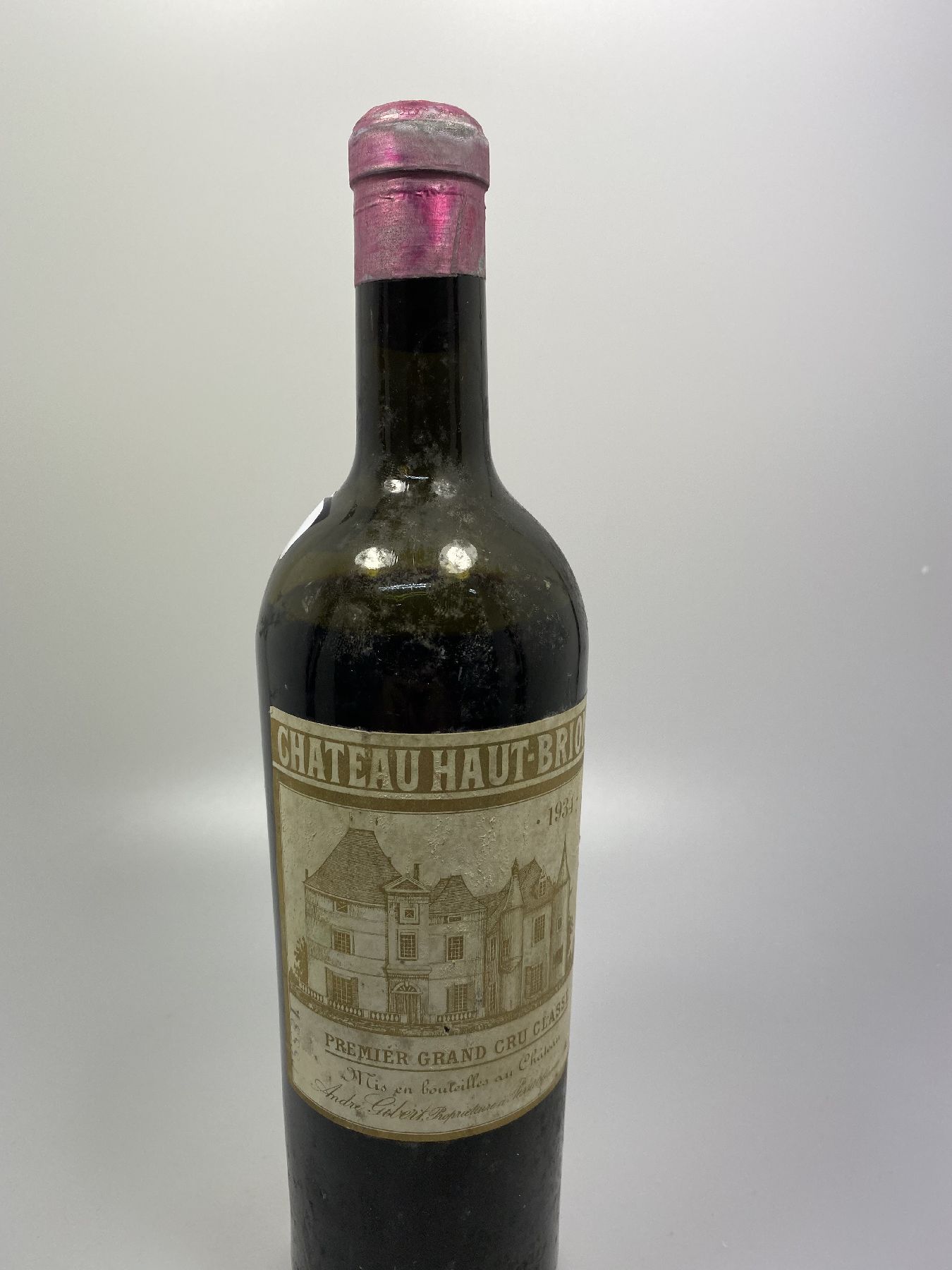 Detail a: 1 Flasche Chateau Haut Brion, Premier Grand Cru Classe, 1934, 75cl, Füllstand below shoulder, Etiketten partiell verschmutzt, aus einer privaten ...