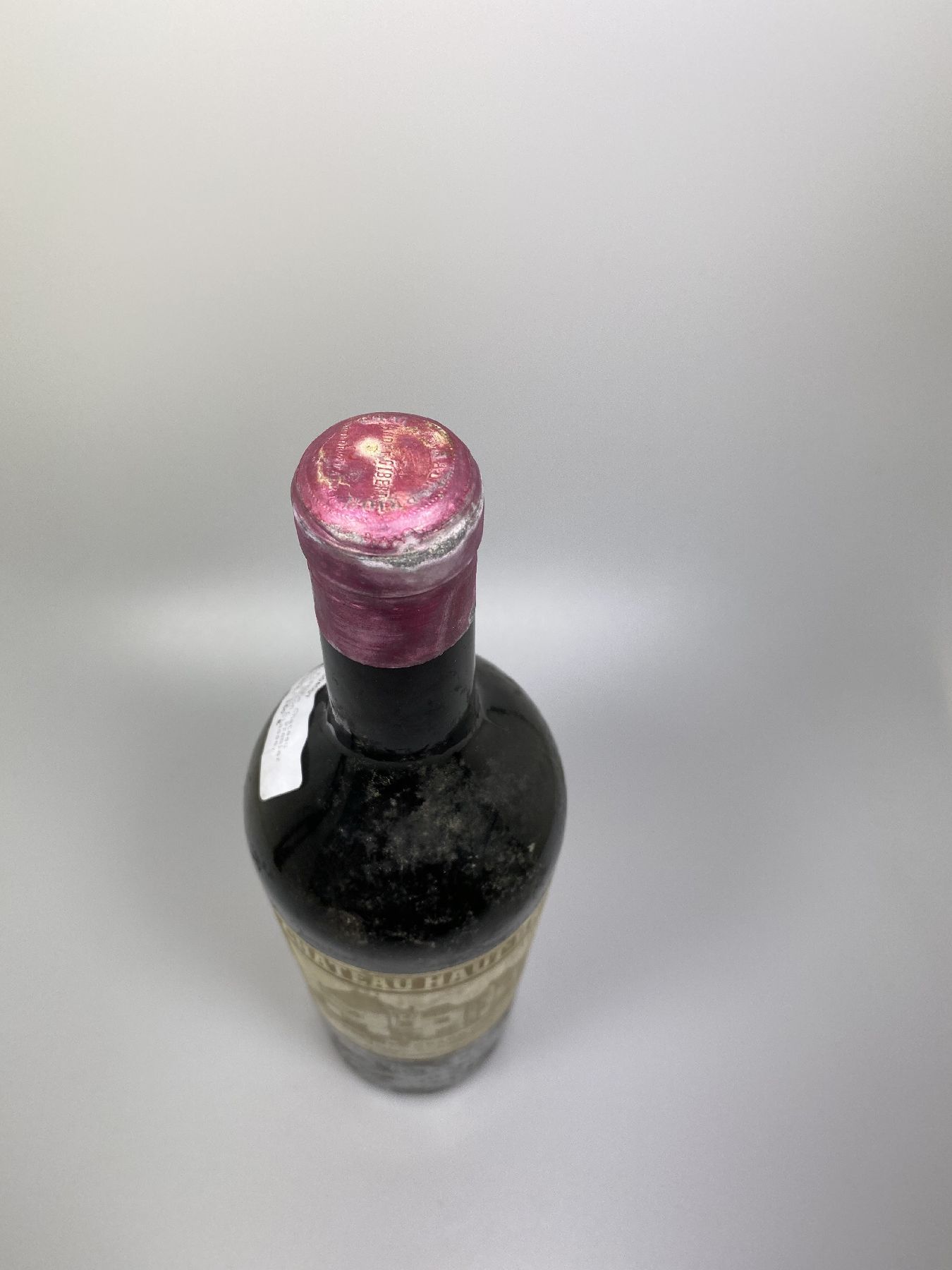 Detail b: 1 Flasche Chateau Haut Brion, Premier Grand Cru Classe, 1934, 75cl, Füllstand below shoulder, Etiketten partiell verschmutzt, aus einer privaten ...