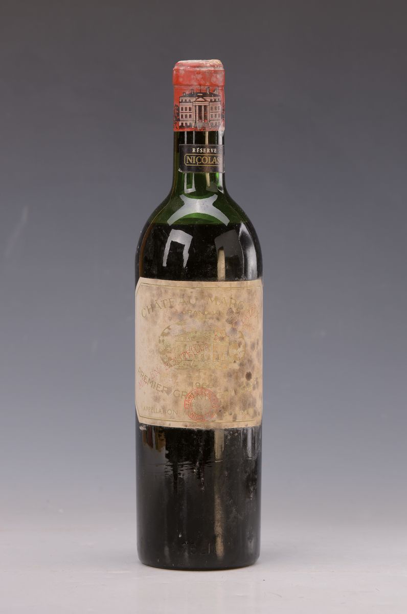1 Flasche Chateau Margaux 1966, Premier Grand Cru Classé, 75cl, Füllstand upper mid shoulder, Etikett partiell verschmutzt, aus einer privaten ...