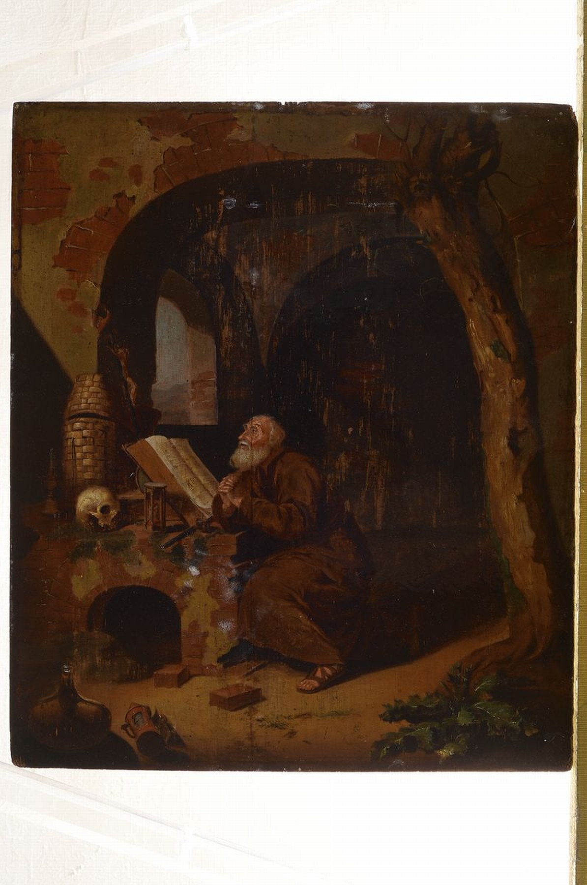Detail k: wohl niederländischer Künstler, um 1700, betender Mönch, im Hintergrund Schriften, Schädel und Kruzifix, feine lasierende Malerei, altersbedingt ...