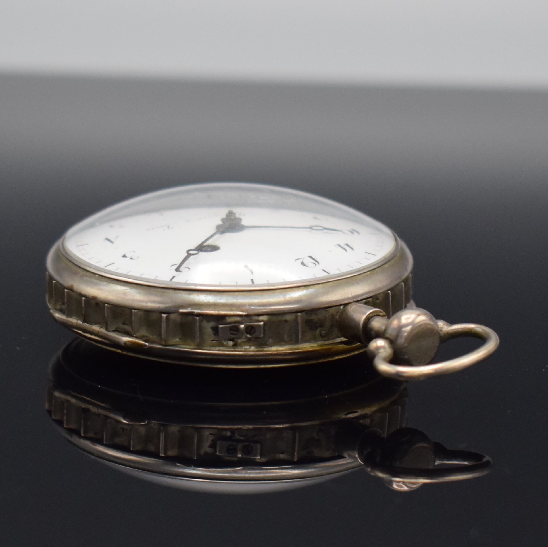 Detail a: Offene Spindeltaschenuhr mit 1/4-Std.-Repetition bez. Breguet a Paris in Silber, Frankreich um 1820, Rückseite & Glasrand am Scharnier, ...