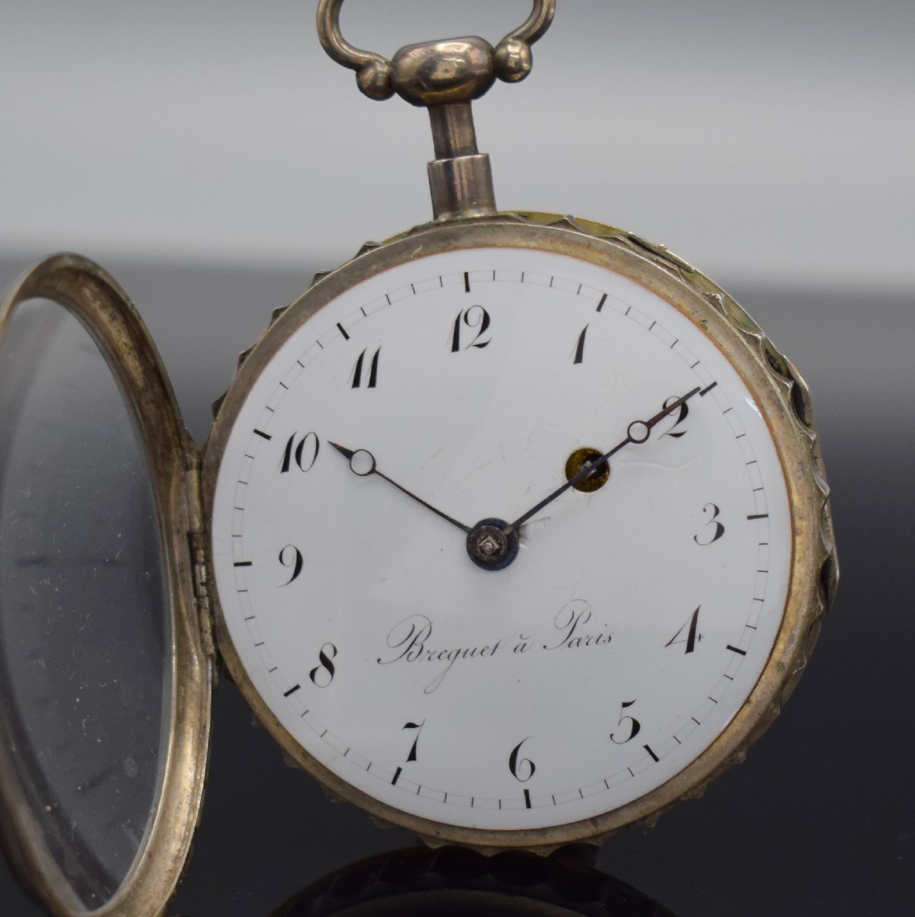 Detail b: Offene Spindeltaschenuhr mit 1/4-Std.-Repetition bez. Breguet a Paris in Silber, Frankreich um 1820, Rückseite & Glasrand am Scharnier, ...