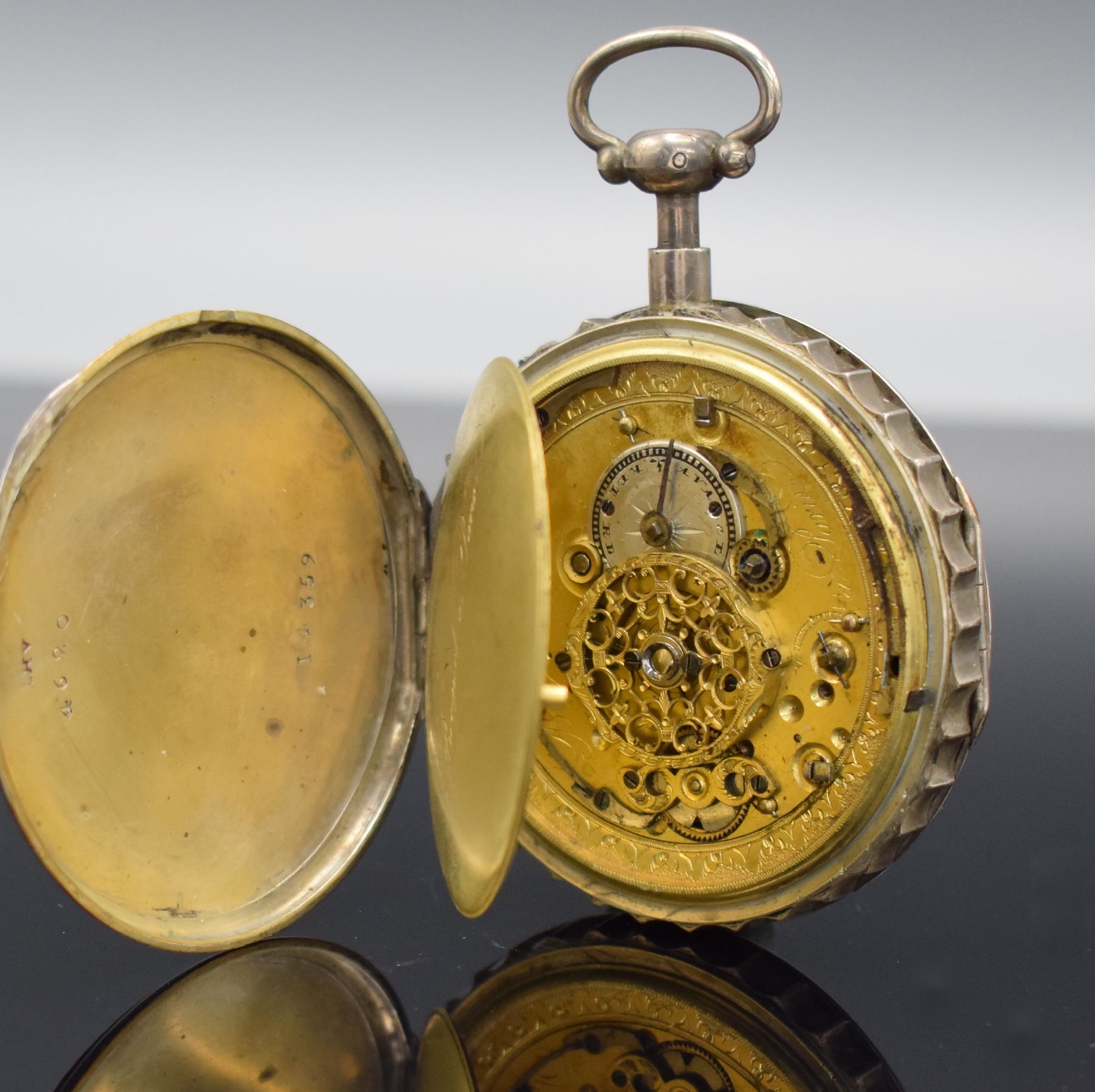 Detail c: Offene Spindeltaschenuhr mit 1/4-Std.-Repetition bez. Breguet a Paris in Silber, Frankreich um 1820, Rückseite & Glasrand am Scharnier, ...