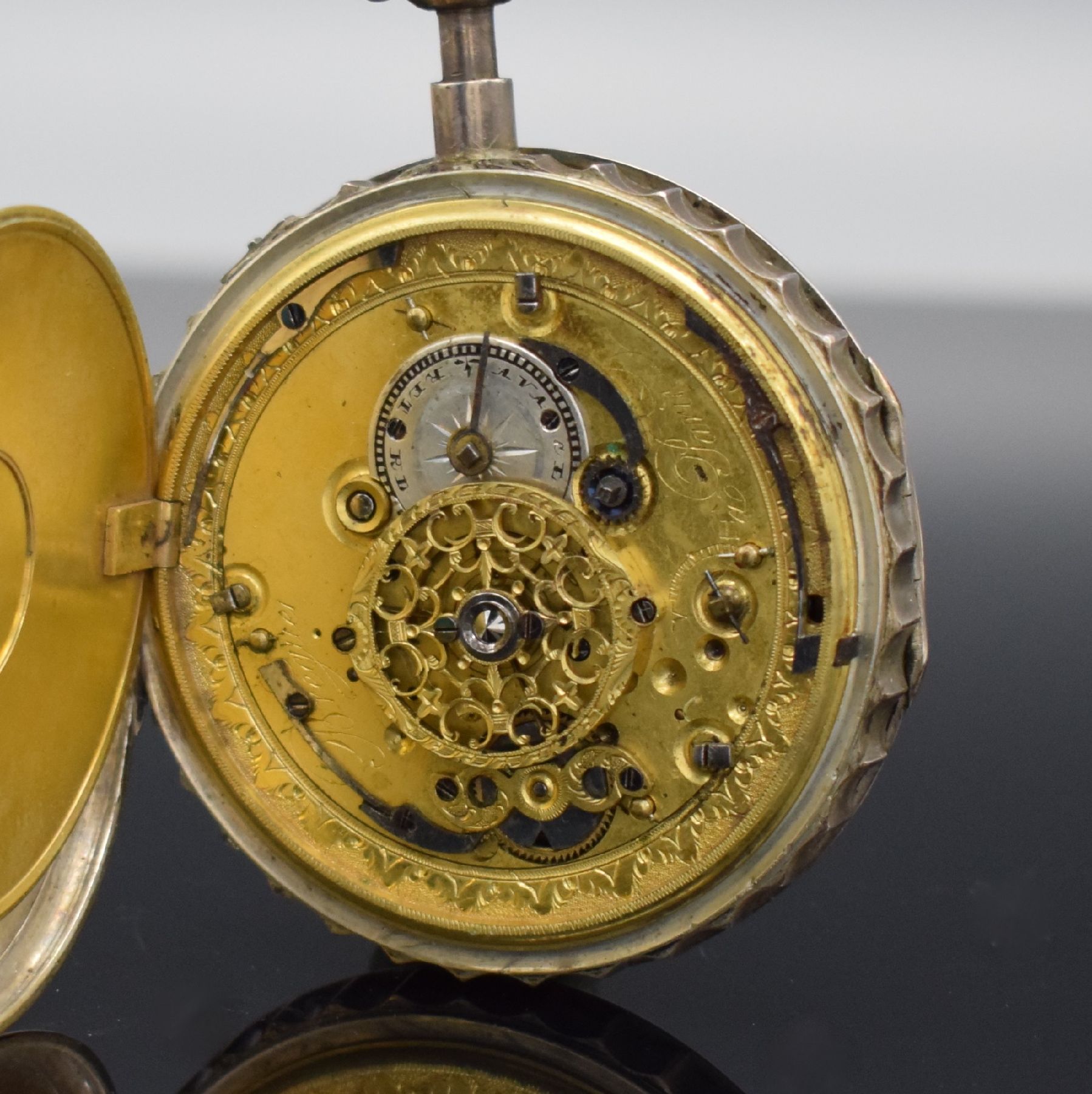 Detail d: Offene Spindeltaschenuhr mit 1/4-Std.-Repetition bez. Breguet a Paris in Silber, Frankreich um 1820, Rückseite & Glasrand am Scharnier, ...