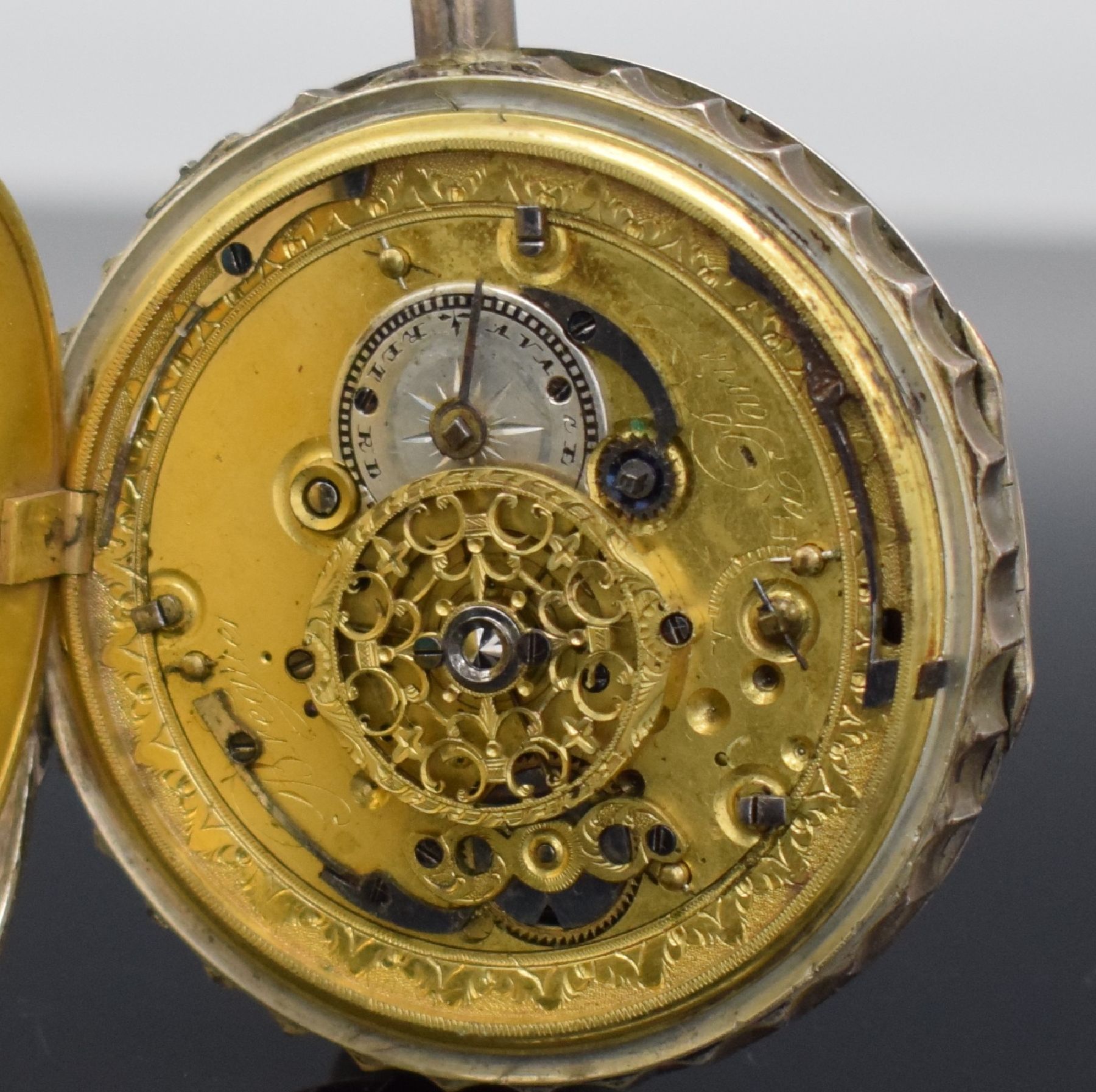 Detail e: Offene Spindeltaschenuhr mit 1/4-Std.-Repetition bez. Breguet a Paris in Silber, Frankreich um 1820, Rückseite & Glasrand am Scharnier, ...