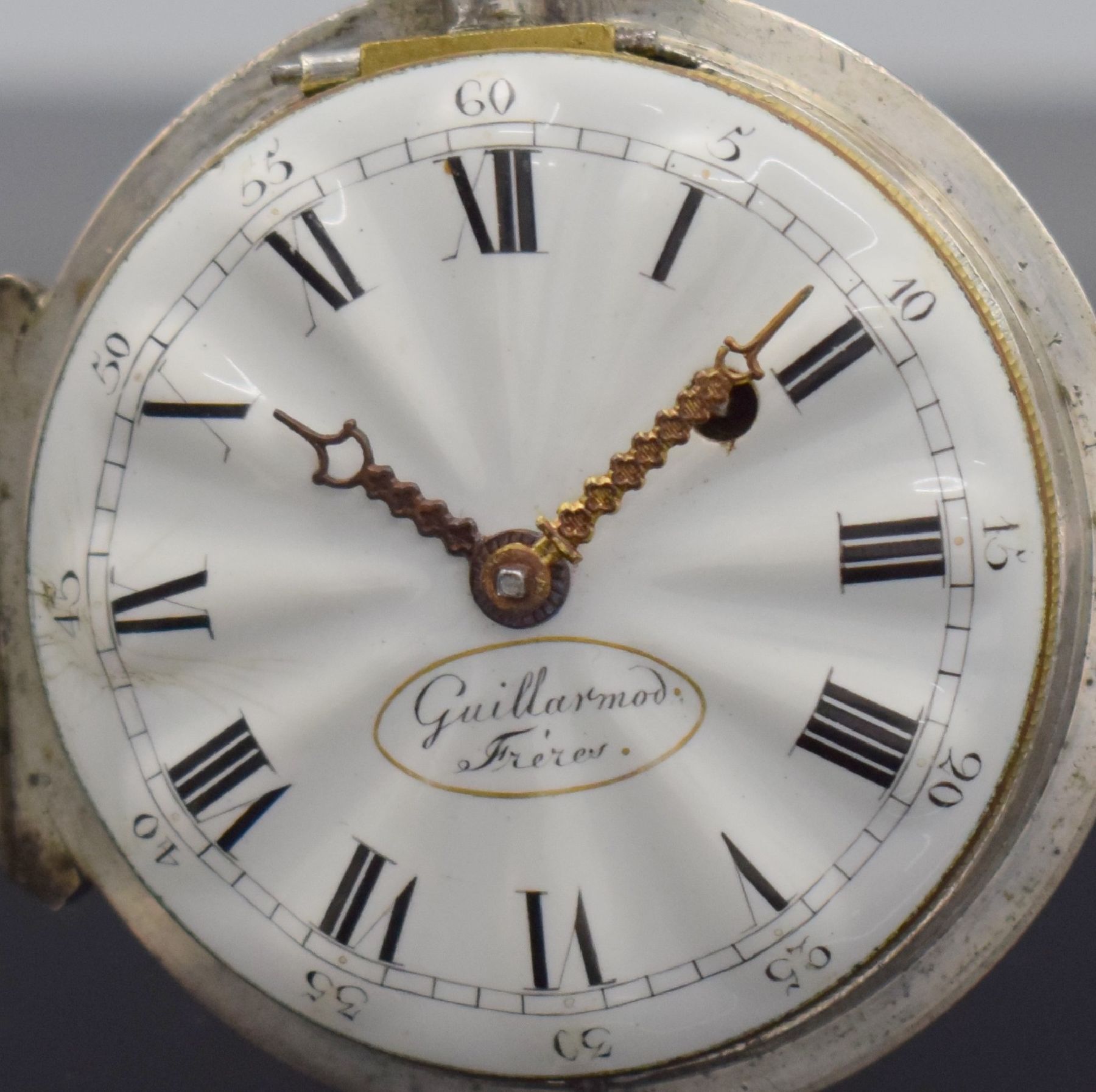 Detail b: GUILLARMOD Freres Spindeltaschenuhr, Schweiz um 1820, 2-teil. Gehäuse in Silber, aufw. welliges Zifferbl. riss. mit röm. Zahlen & arab. Minuterie, ...
